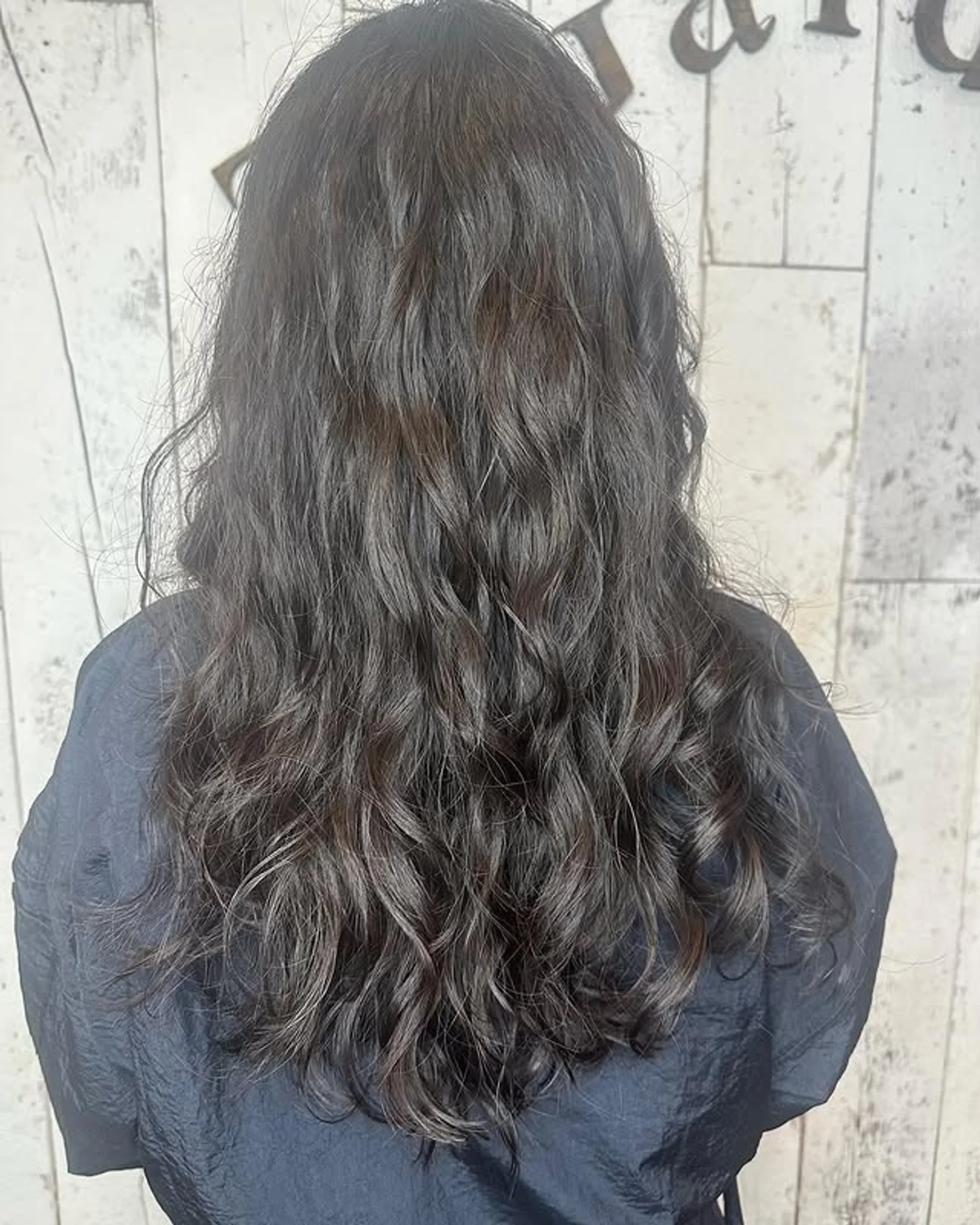 Long wavy brunette hairstyle with an effortless, natural look - Preview 3