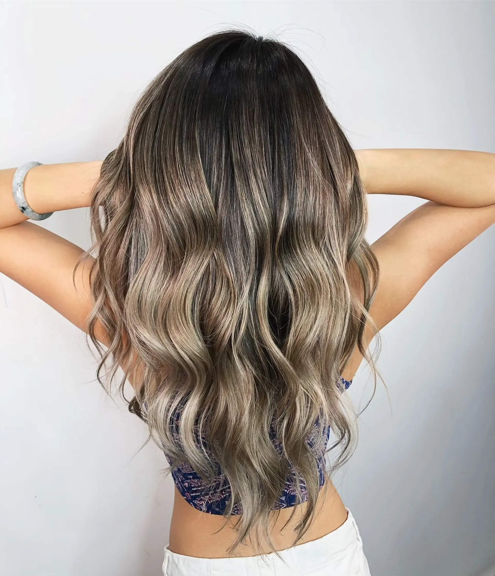 Long, wavy hair with an ombre effect, transitioning from dark brown roots to ash blonde tips. Soft waves and dimensional color.
Stylist - @xcellent_jason 1