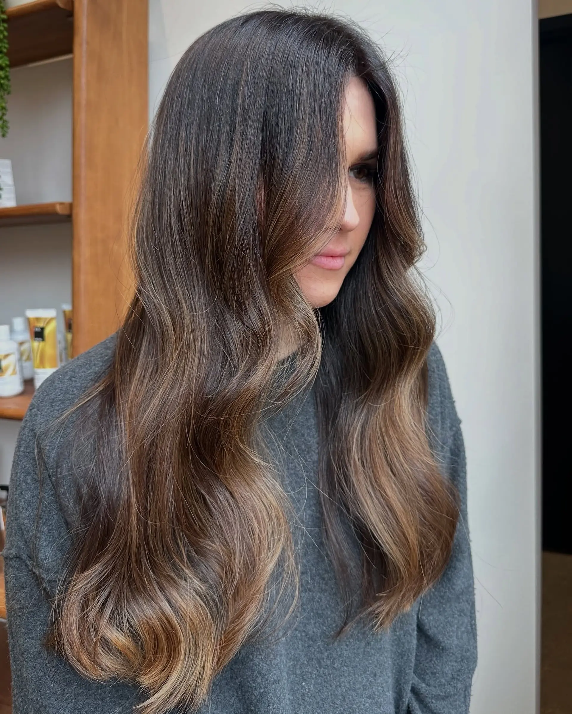 Long, wavy hair with layers and bronde balayage. 1