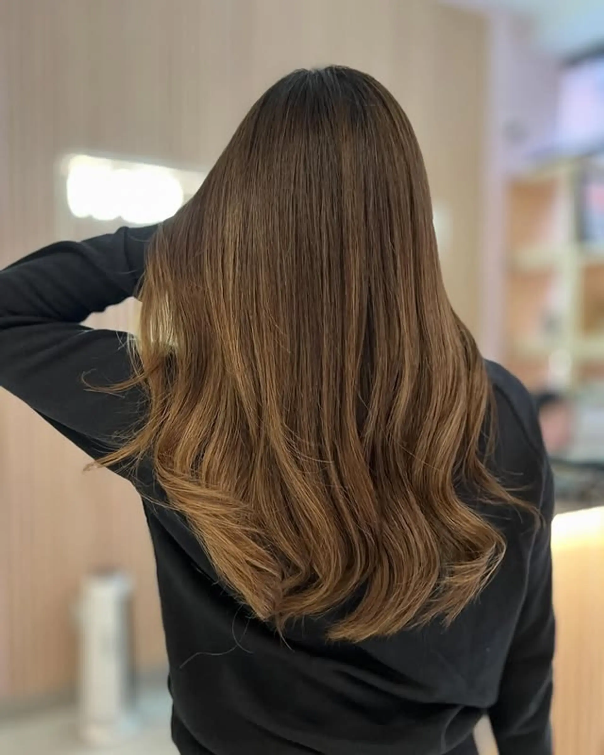 A long and wavy hairstyle featuring a caramel balayage. 1