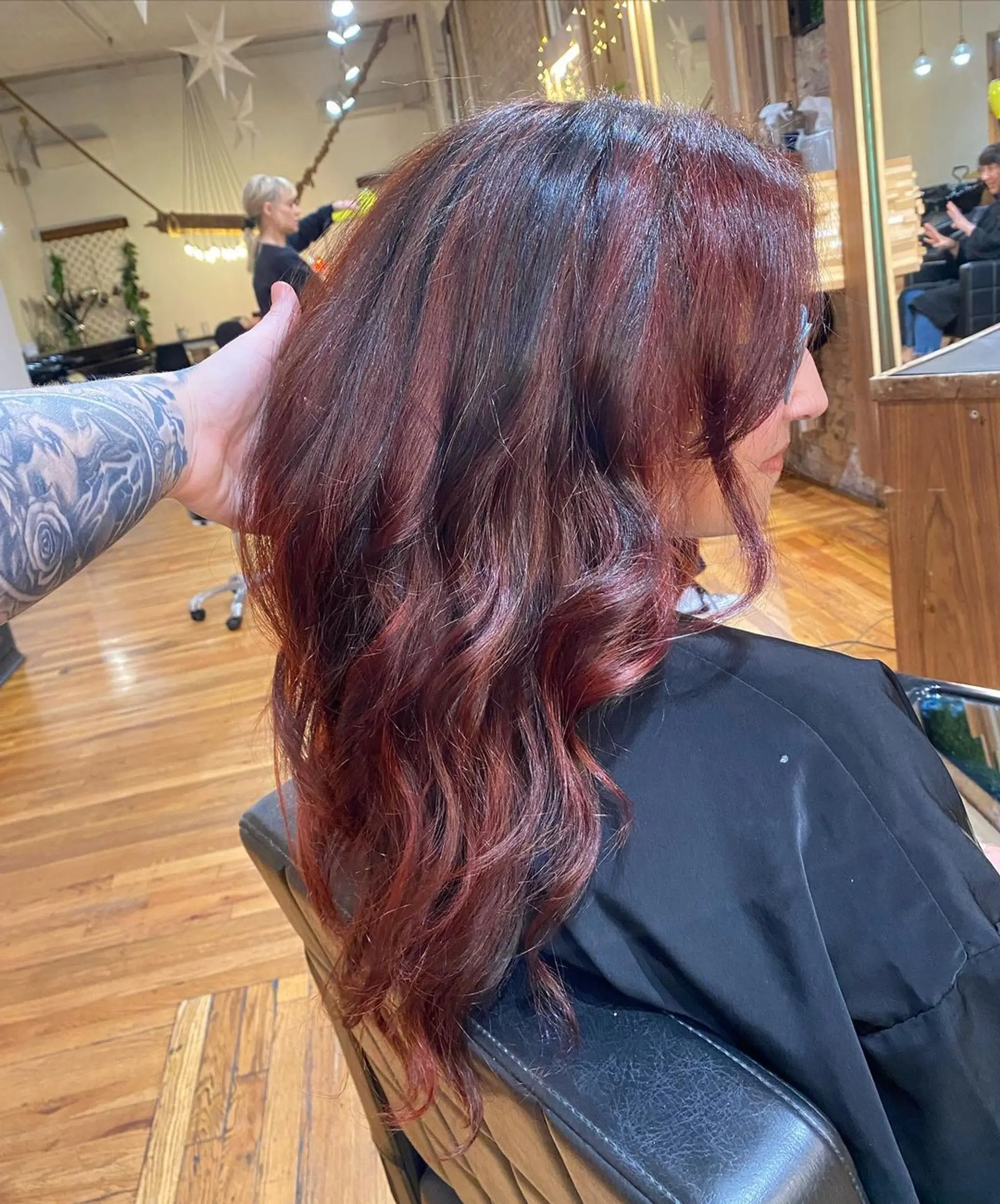A rich blend of red and auburn tones with long, wavy, and layered hair cascading down the shoulders in loose waves, enhanced by a balayage technique.
@alexisfosterartistry of KINHOUSE.
