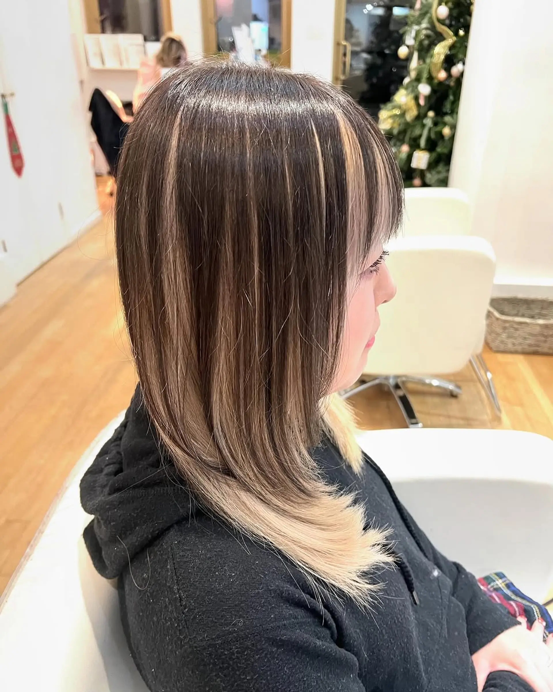 A medium lob with bold, chunky blonde highlights. 1