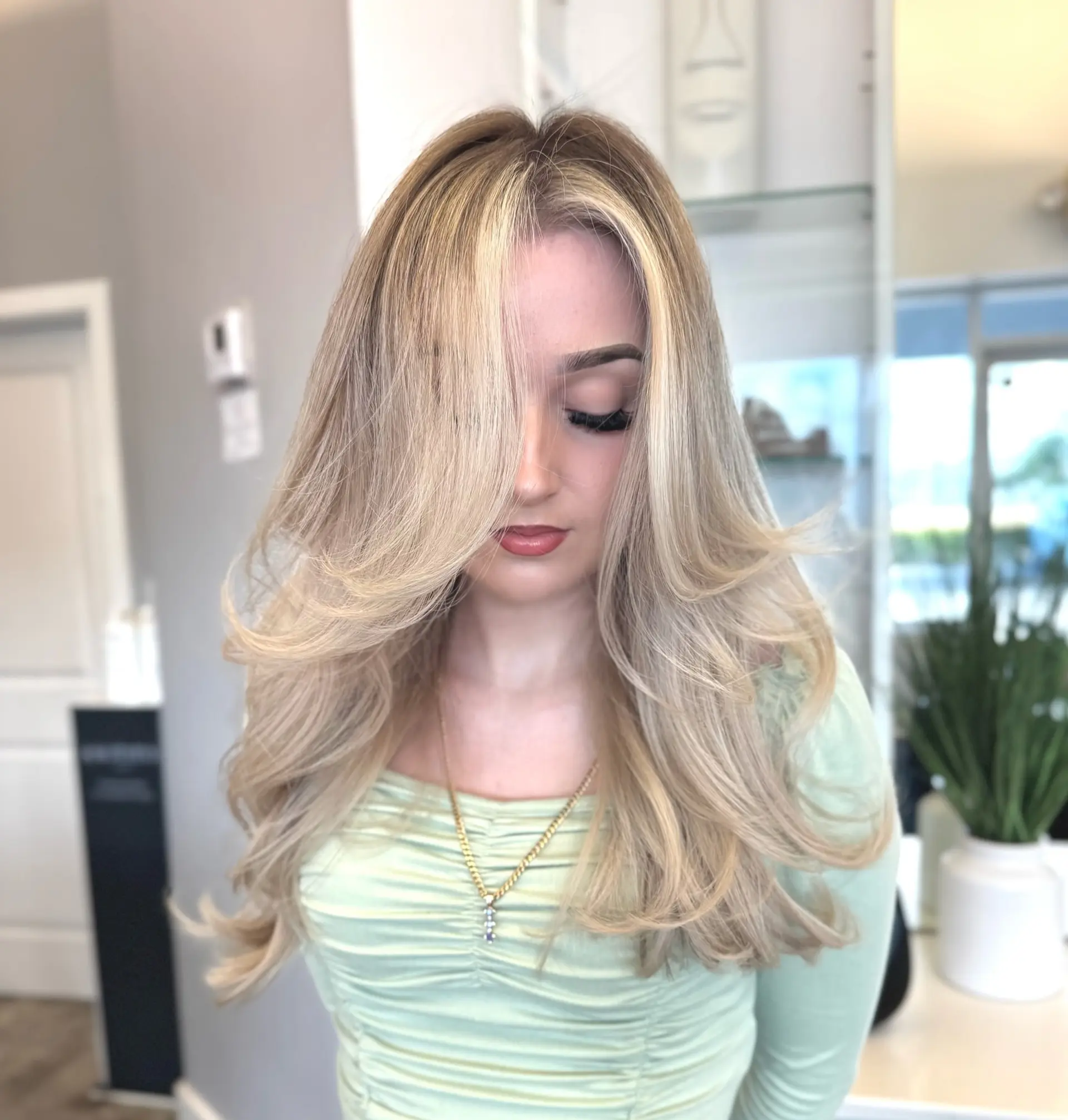 Long, wavy hairstyle with layered haircut and balayage. 3