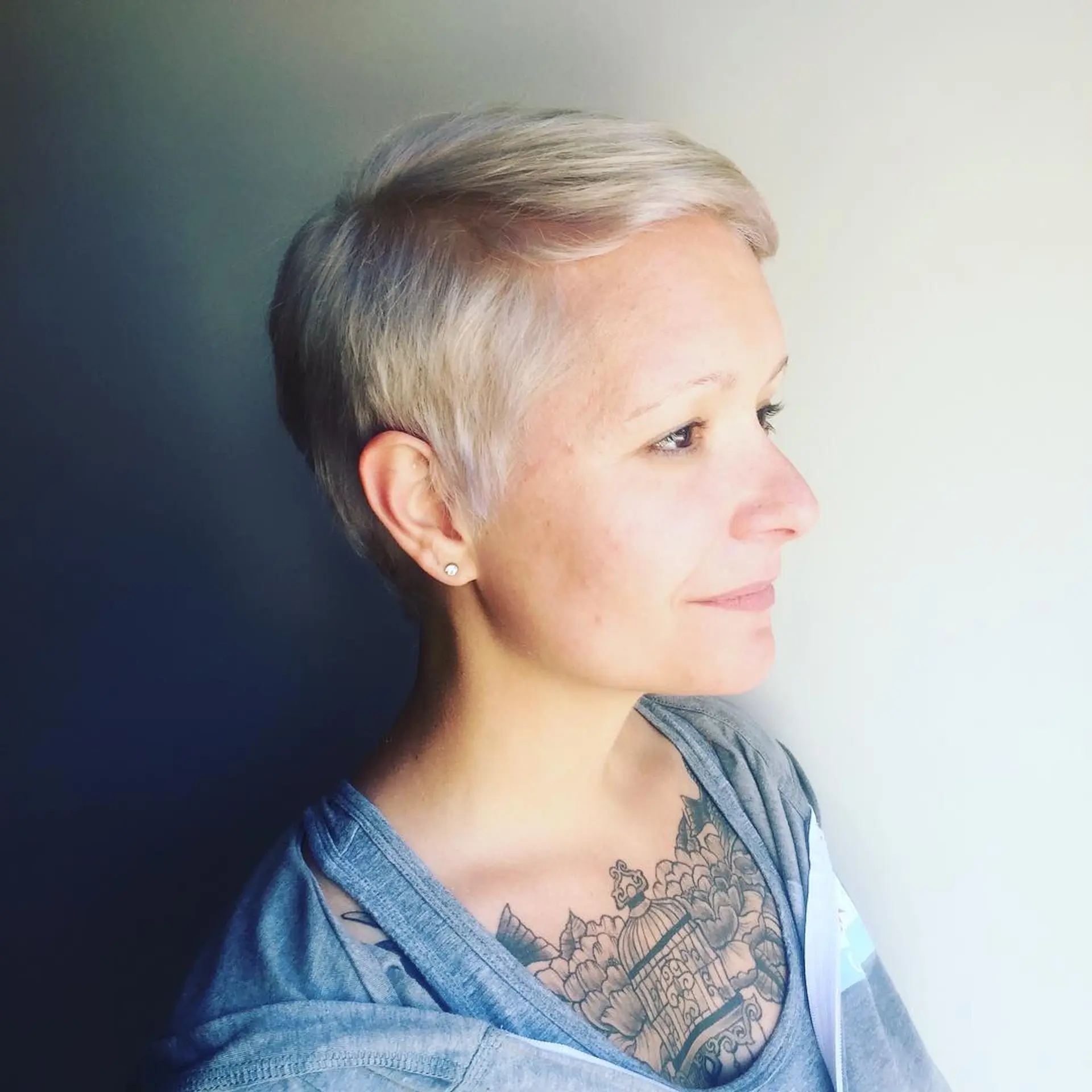 A chic, icy platinum blonde pixie cut with a modern and edgy appeal. 1