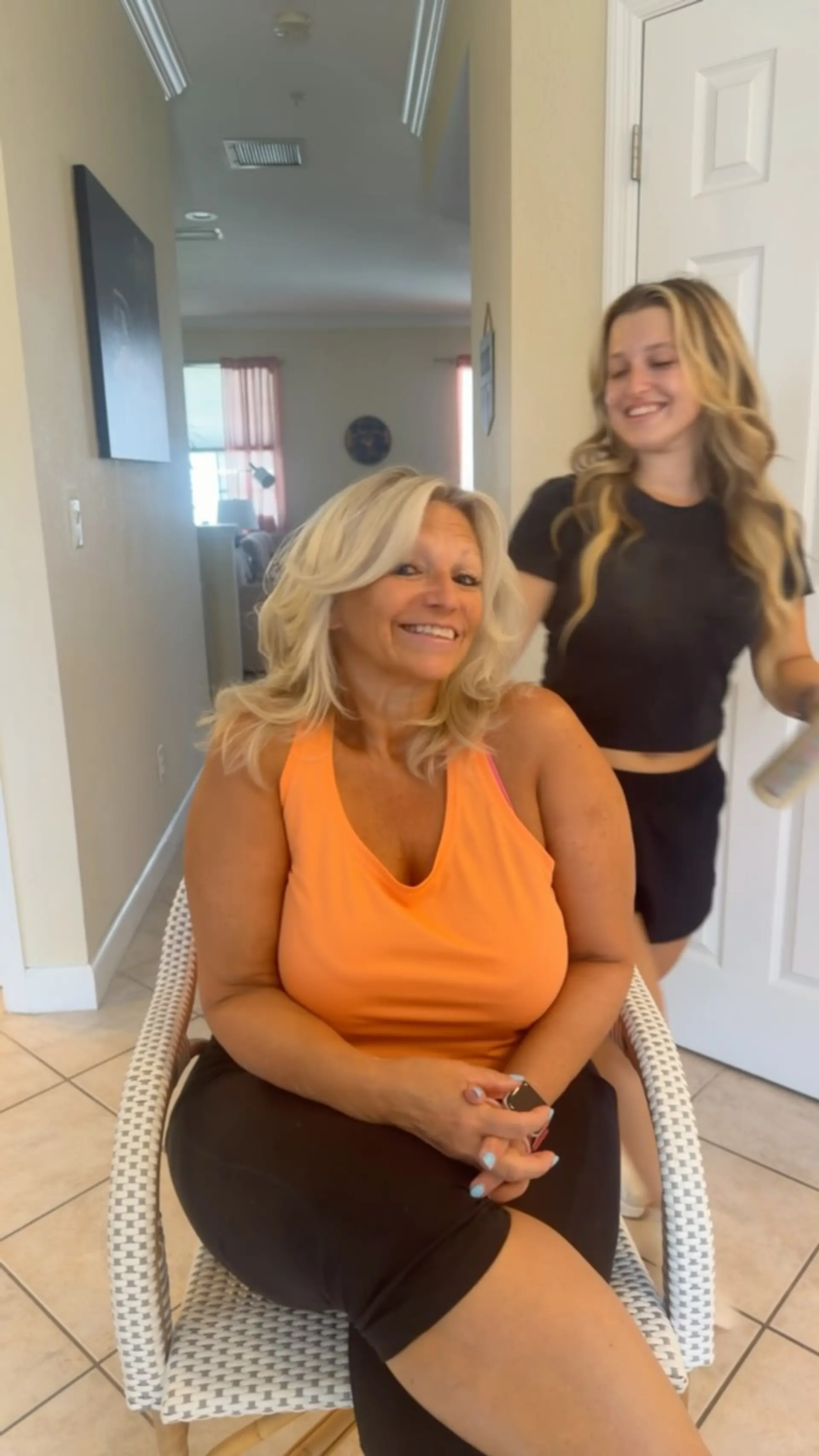 A bouncy, shoulder-length blonde blowout featuring layered face-framing sections and side-swept fringe. 1