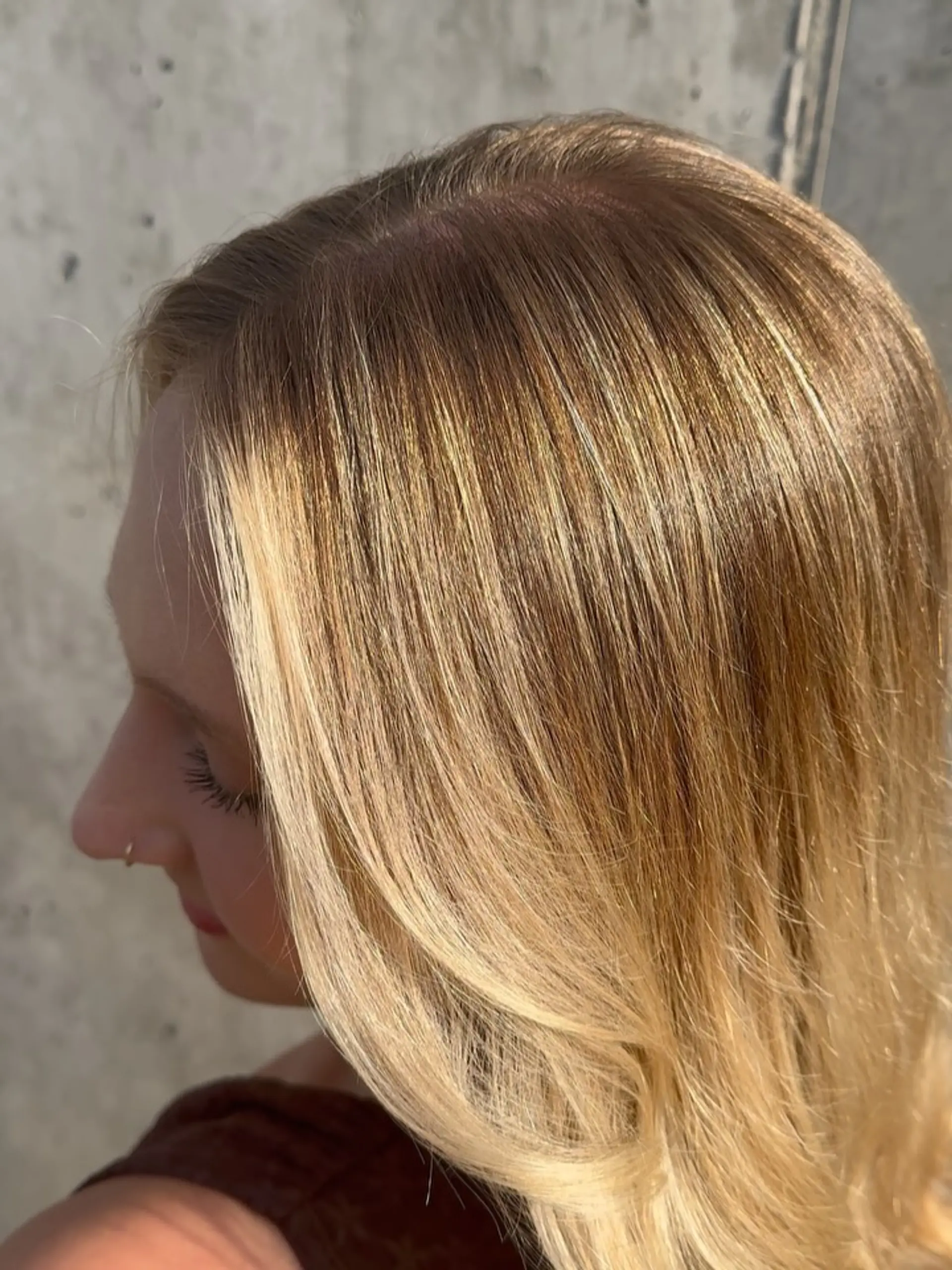 Medium-length straight blonde hair featuring seamless dimensional highlights and a bright face-framing ribbon. 1