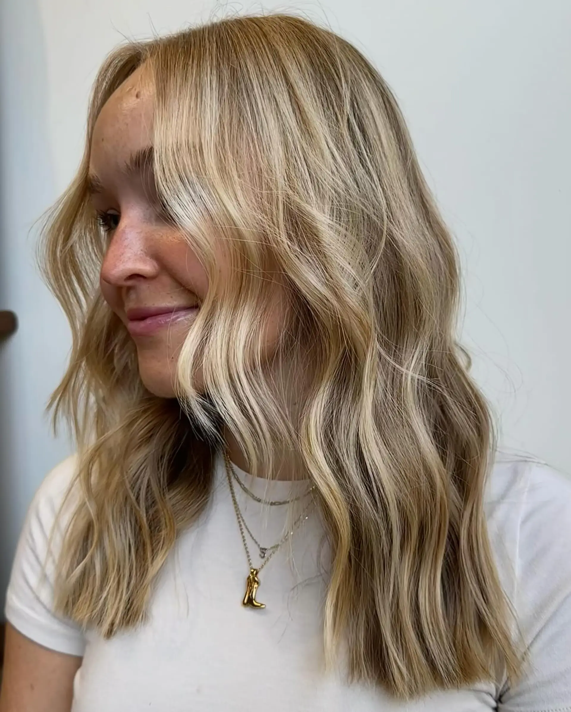 Beachy waves with soft, face-framing curtain bangs. 1