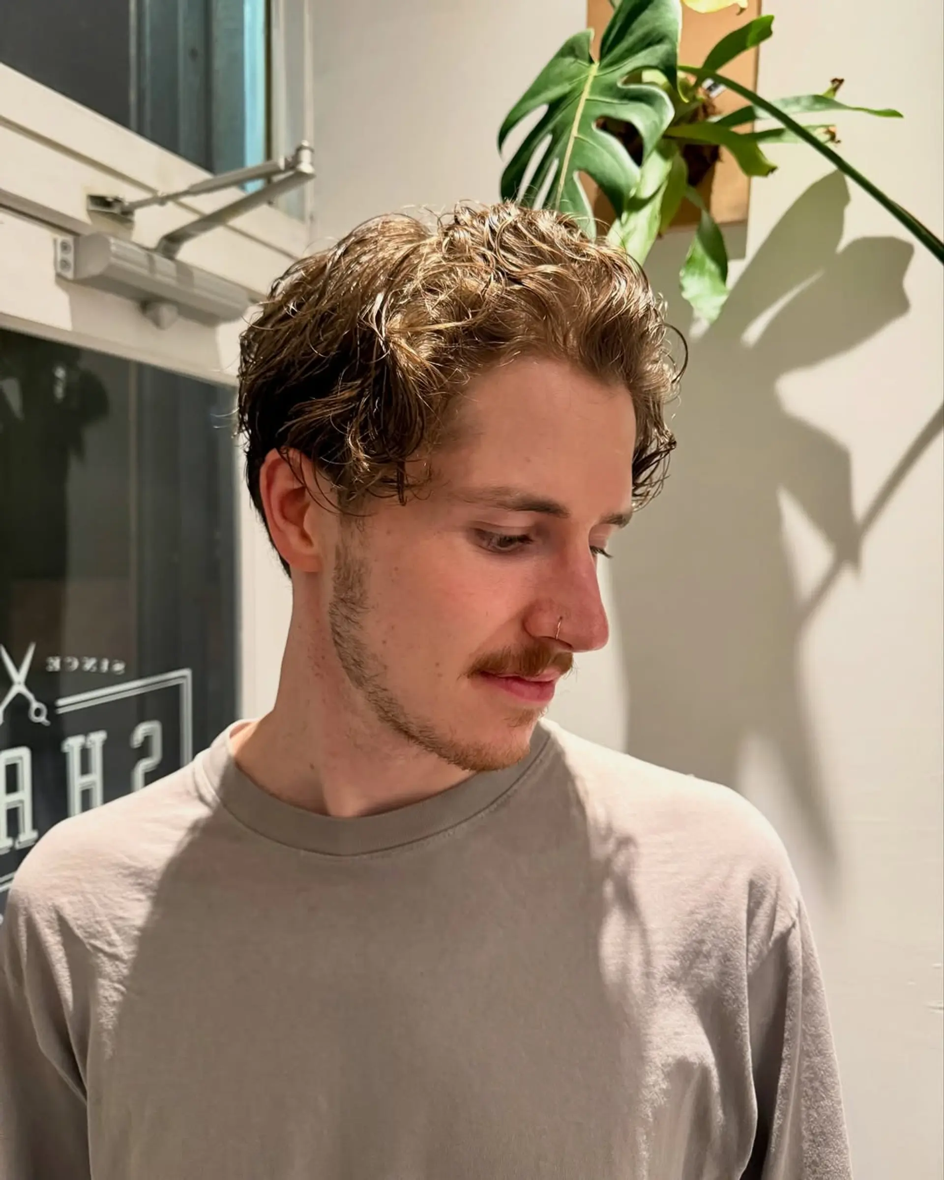 A short, textured crop with a wavy, tousled style. 1