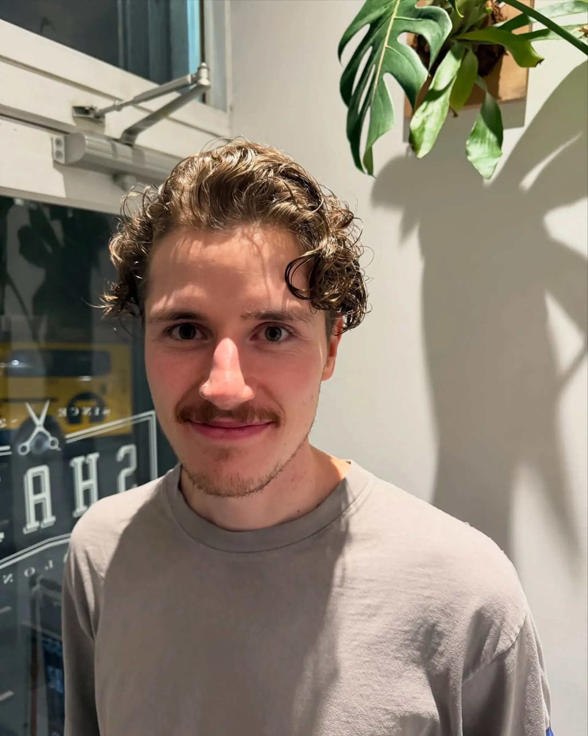 A short, textured crop with a wavy, tousled style. 2