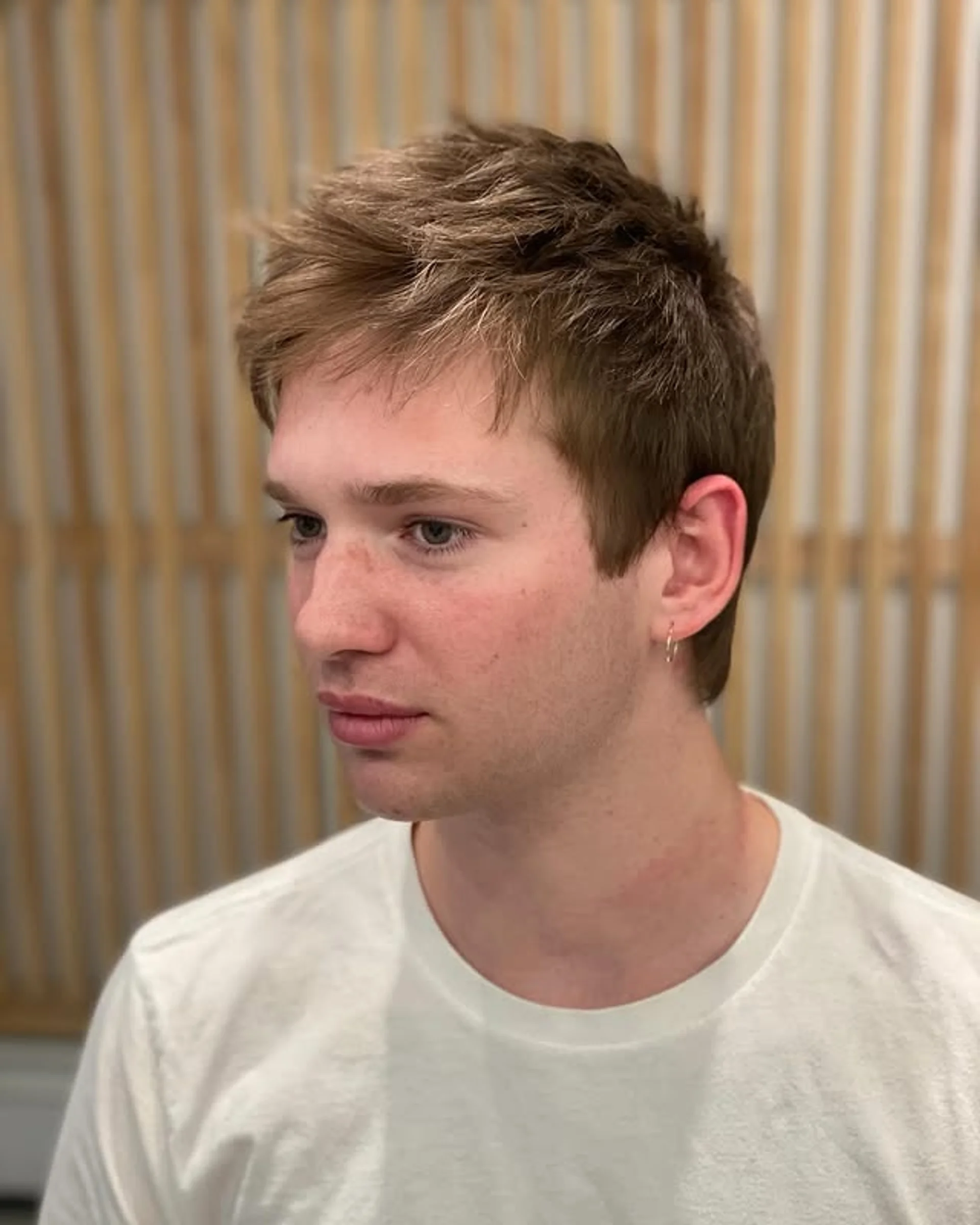 A modern textured crop with a clean fade, showcasing seamless blending in men's hair for 2025. - Preview 2