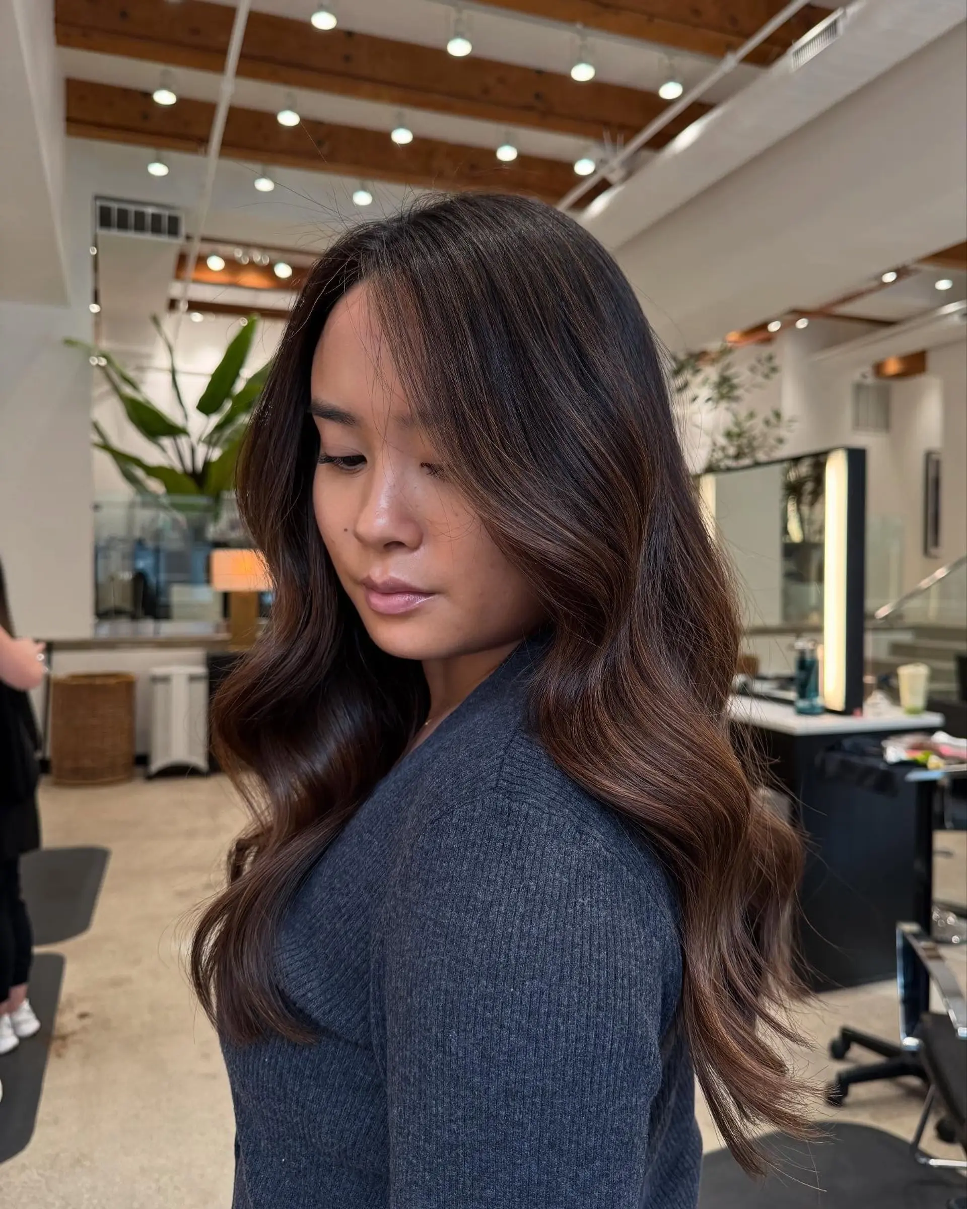 Long, soft waves with a dimensional balayage. 1