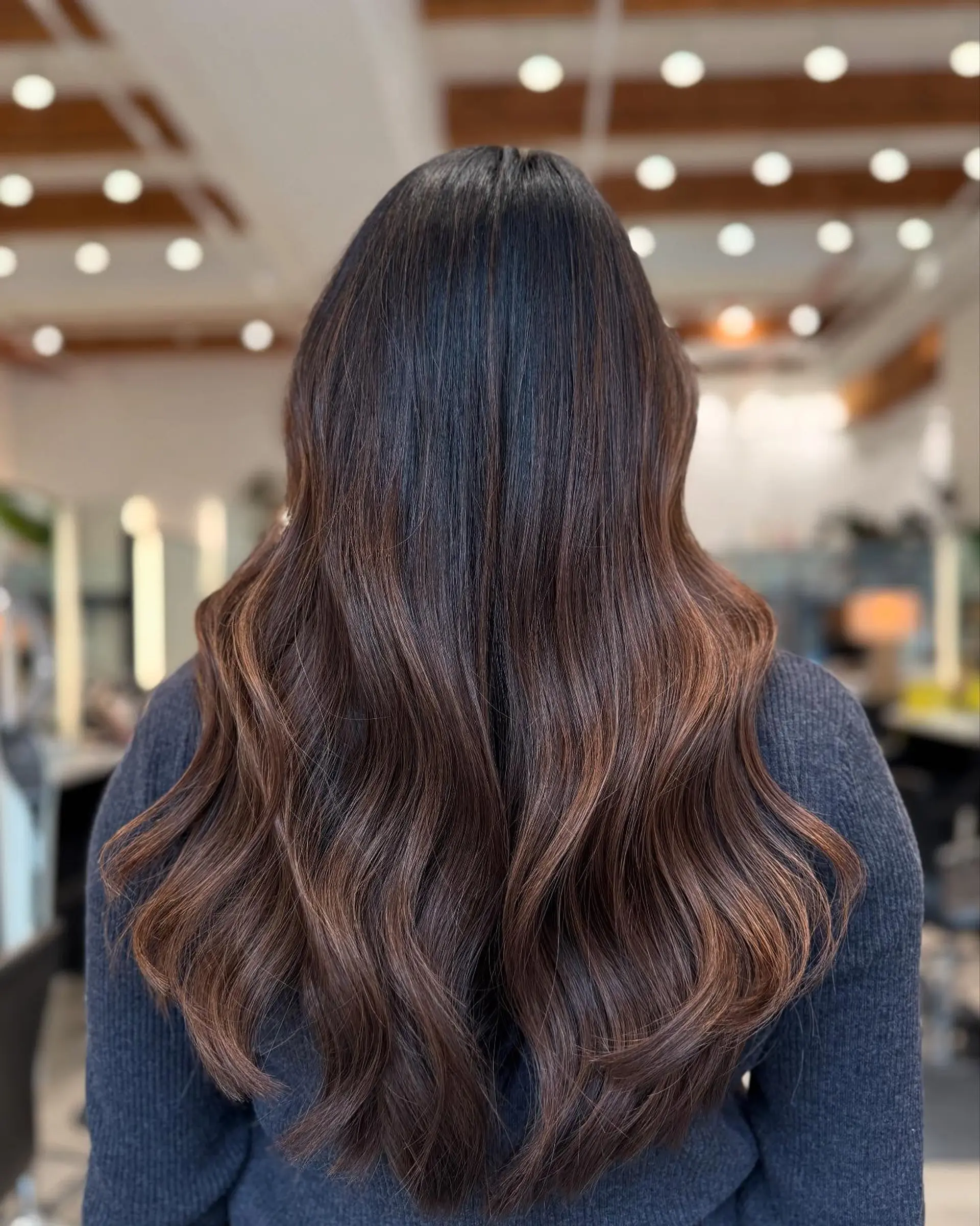 Long, soft waves with a dimensional balayage. 4