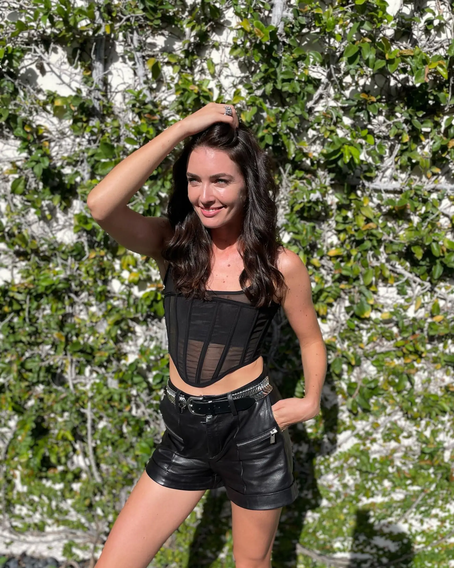 A classic medium-length wavy hairstyle. 2