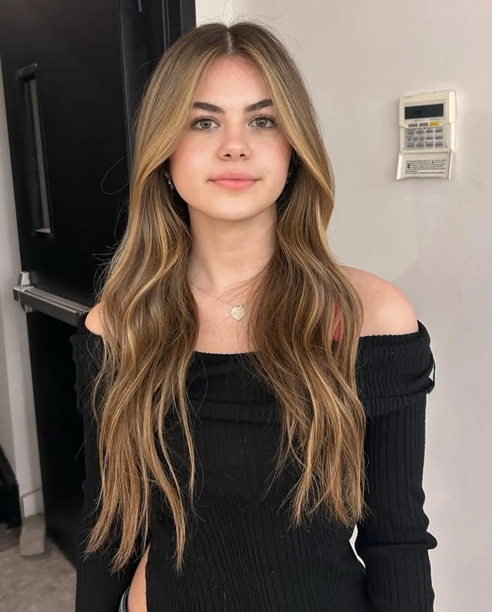 Long wavy bronde hairstyle with face-framing layers. 1