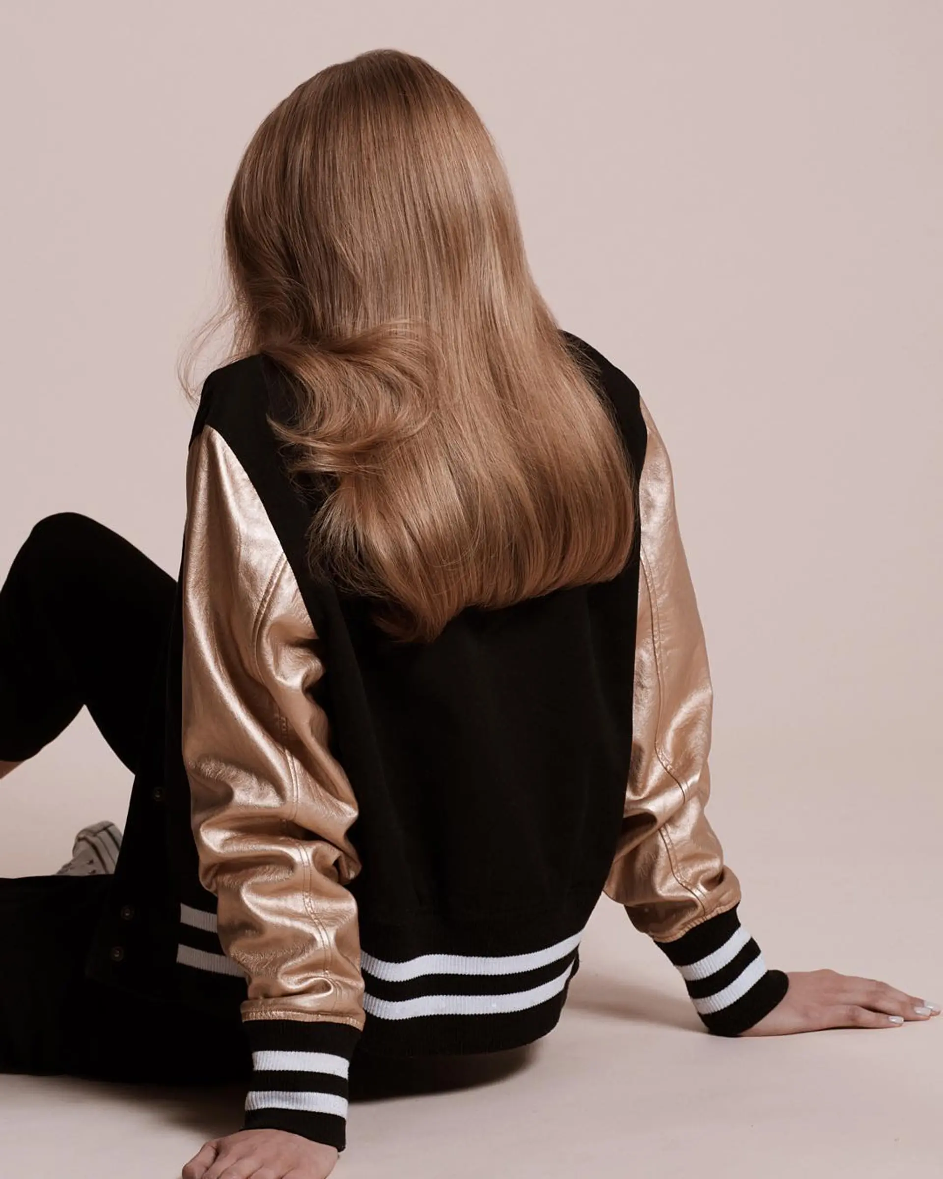 Long, wavy hair with a light brown to golden hue, featuring soft waves and a smooth, natural shine. 1