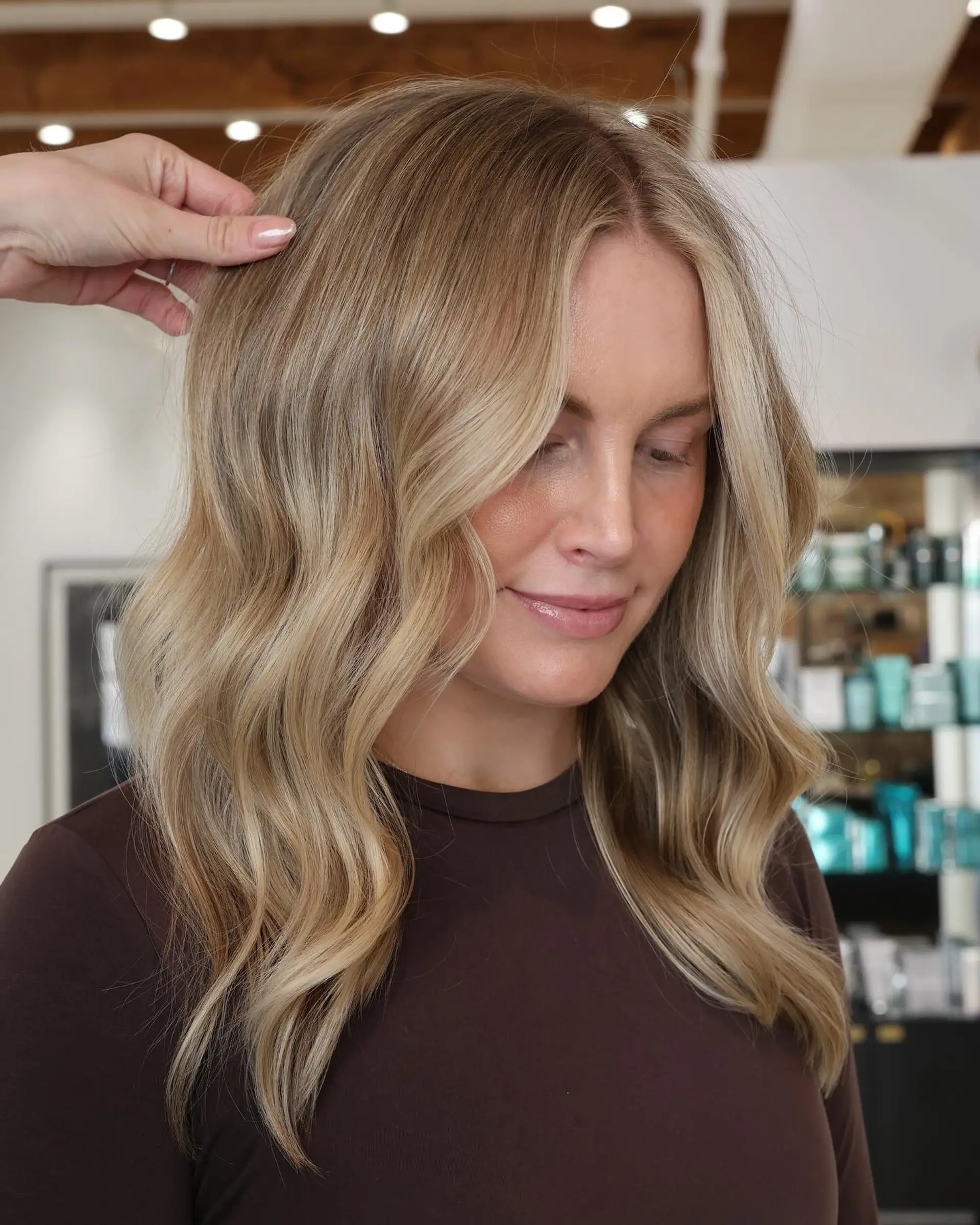 Medium length wavy hair with blonde balayage. 1