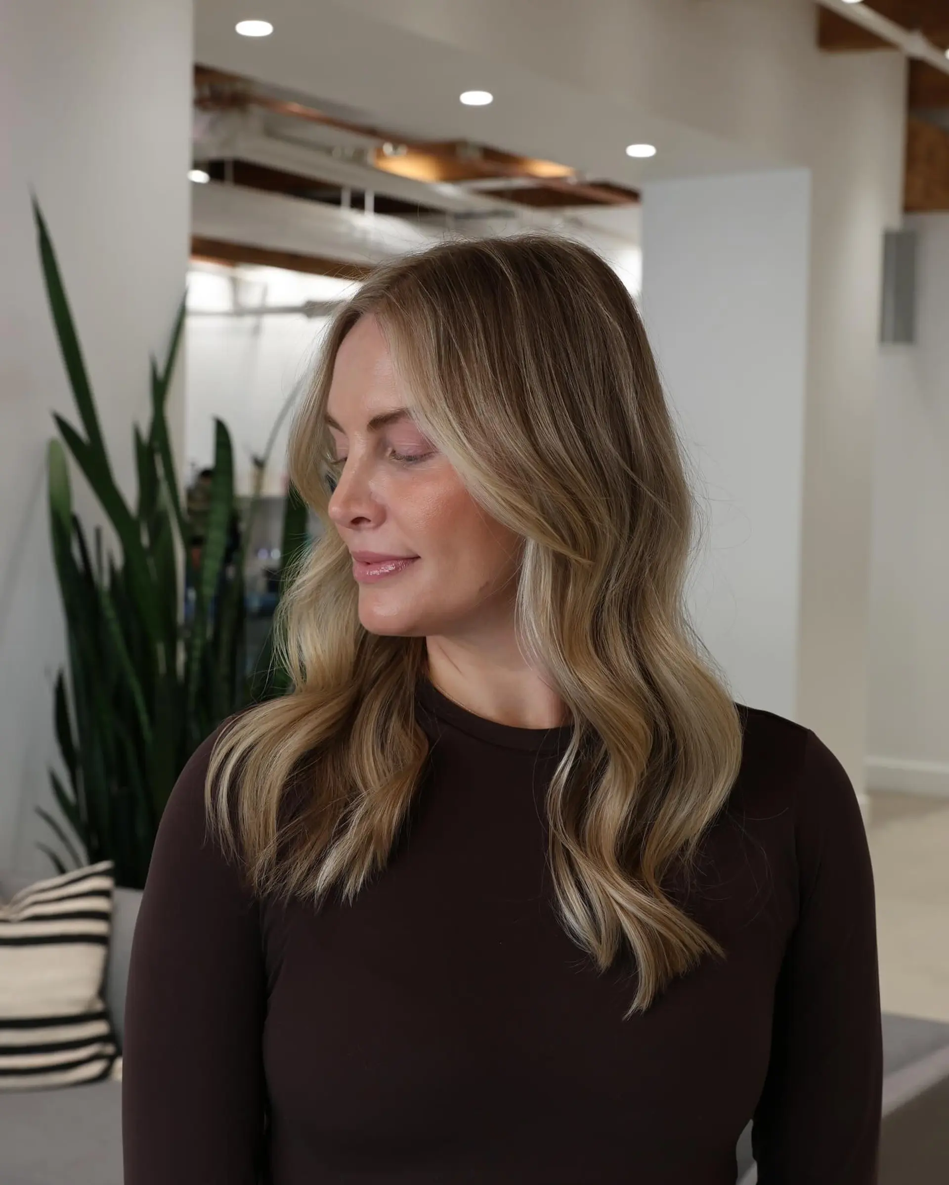 Medium length wavy hair with blonde balayage. 3