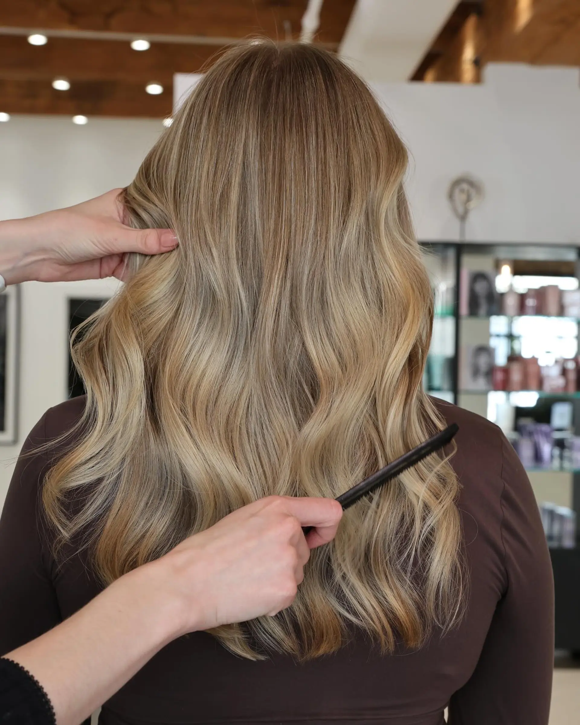 Medium length wavy hair with blonde balayage. 4