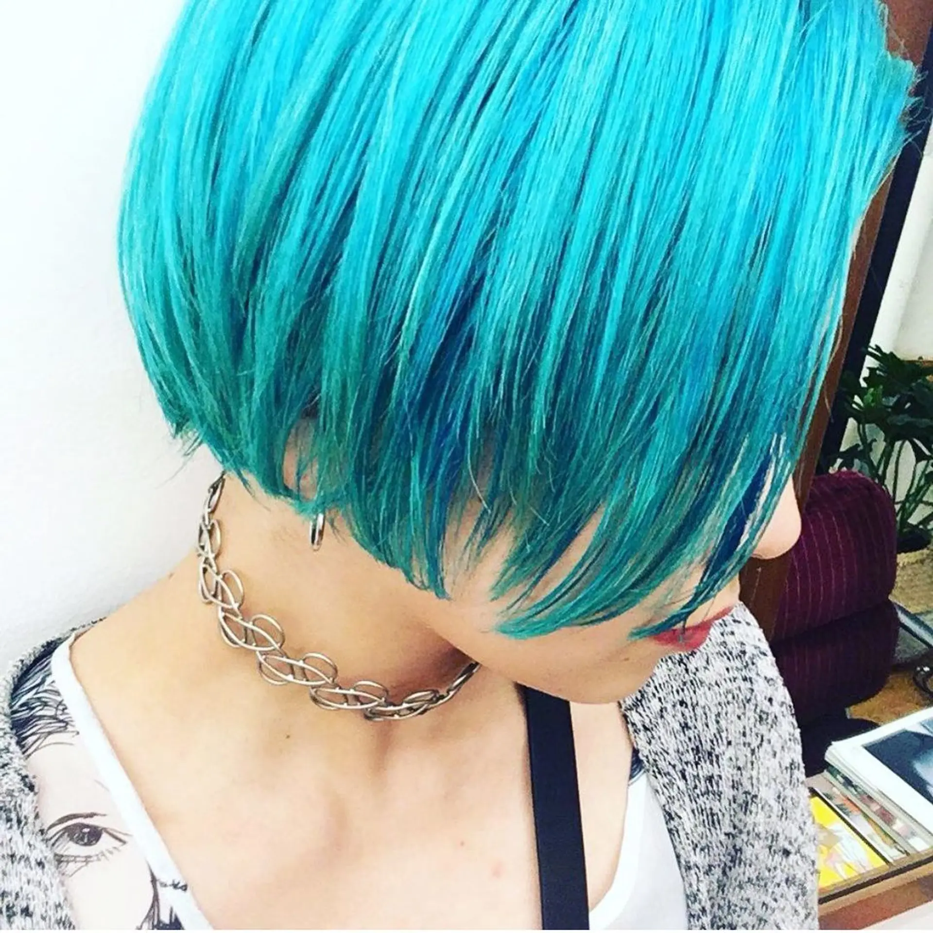 A short, straight bob with a vibrant turquoise color with an asymmetrical fringe for an edgy look. Bleached 2 times by @limi.nyc 1