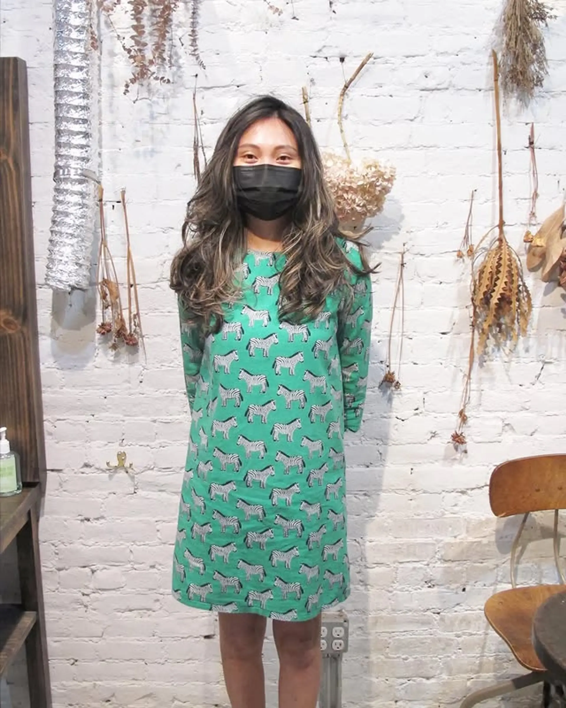 A stylish medium-length wavy hairstyle with a layered cut and a beautiful bronde balayage. 1