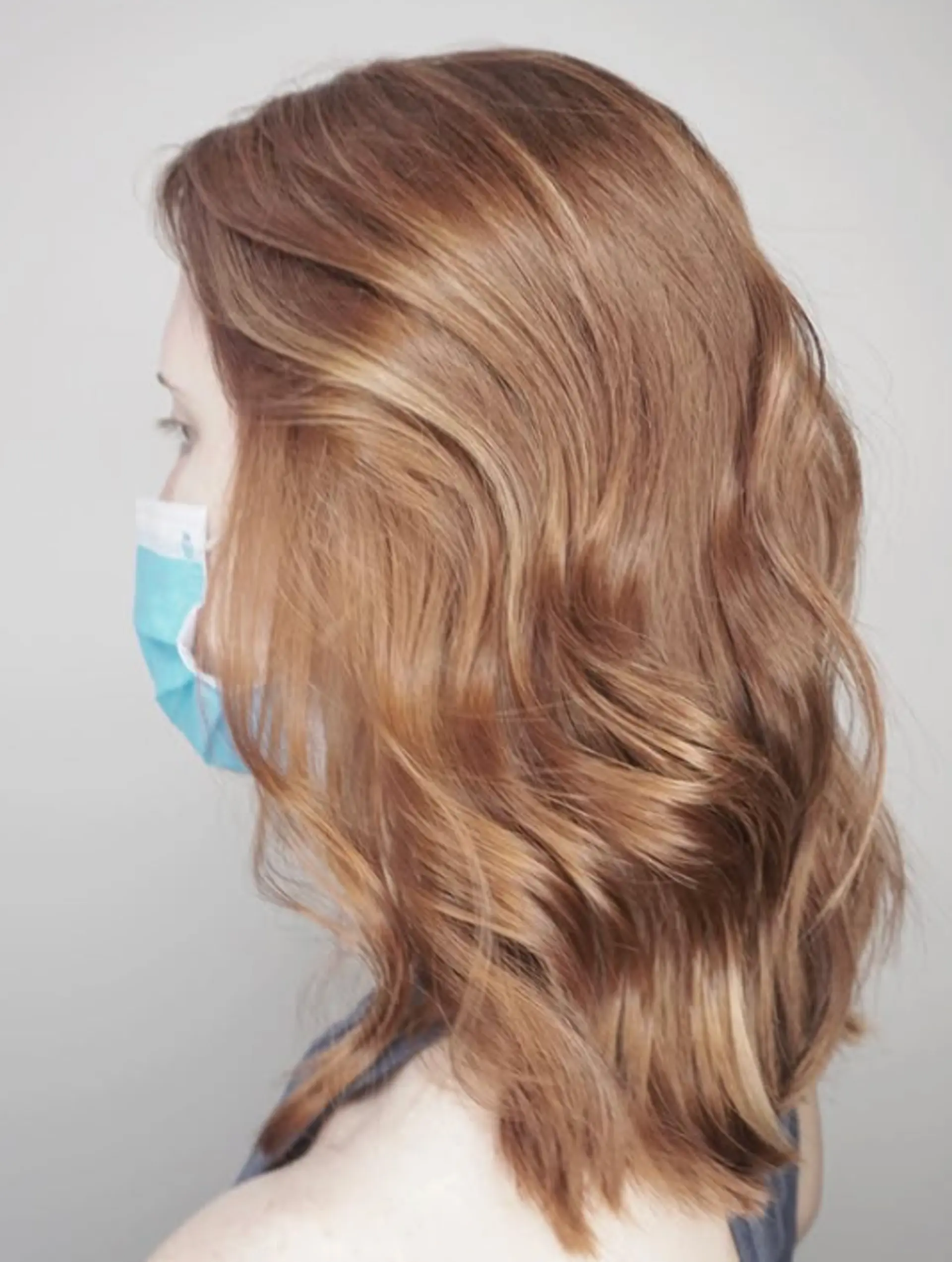 A chic and effortless medium-length lob with soft waves. 1