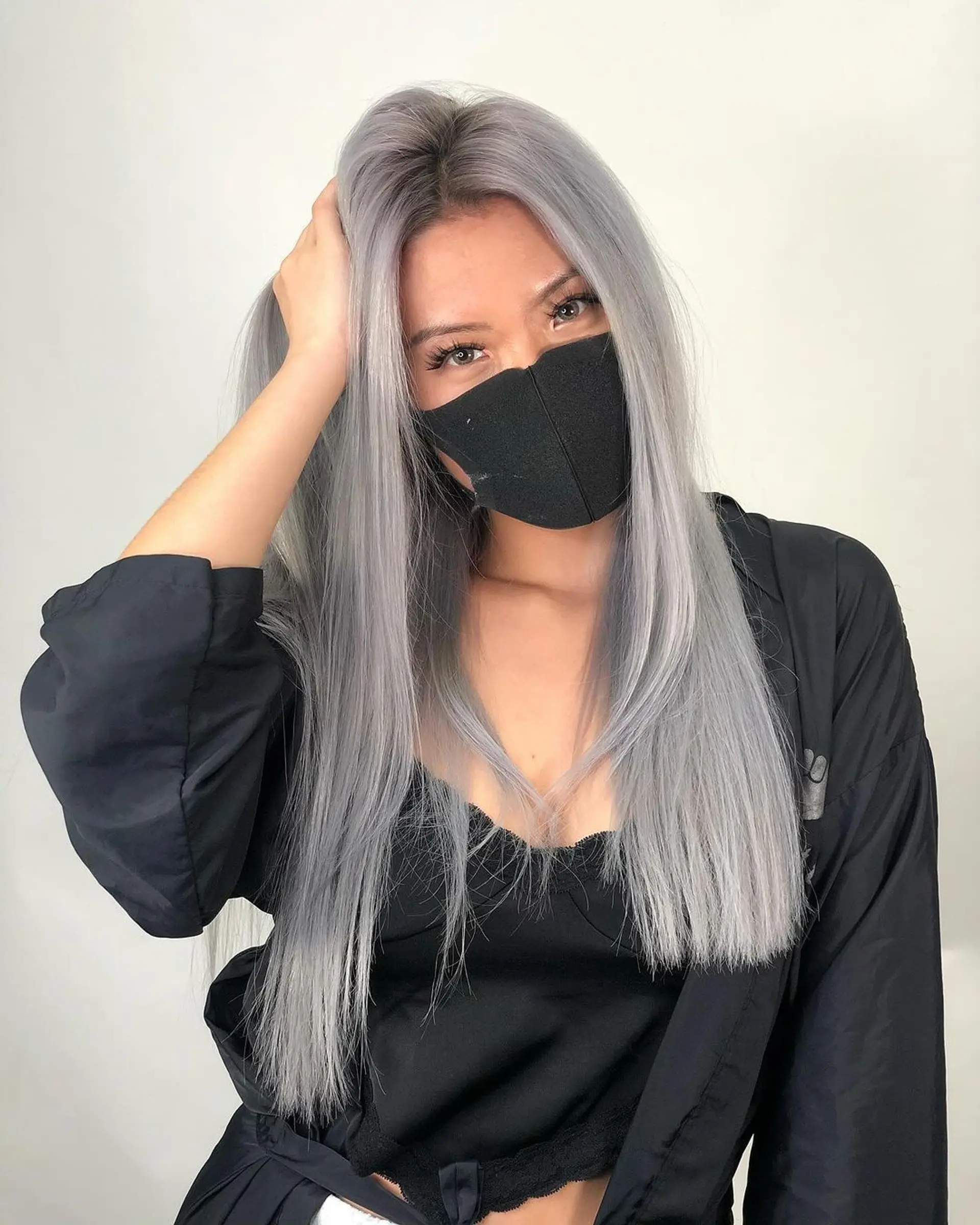 Exquisitely long and straight hairstyle with a vibrant silver-grey hue, featuring a root shadow and long layers that subtly frame the face.
Stylist - @xcellent_jason 1