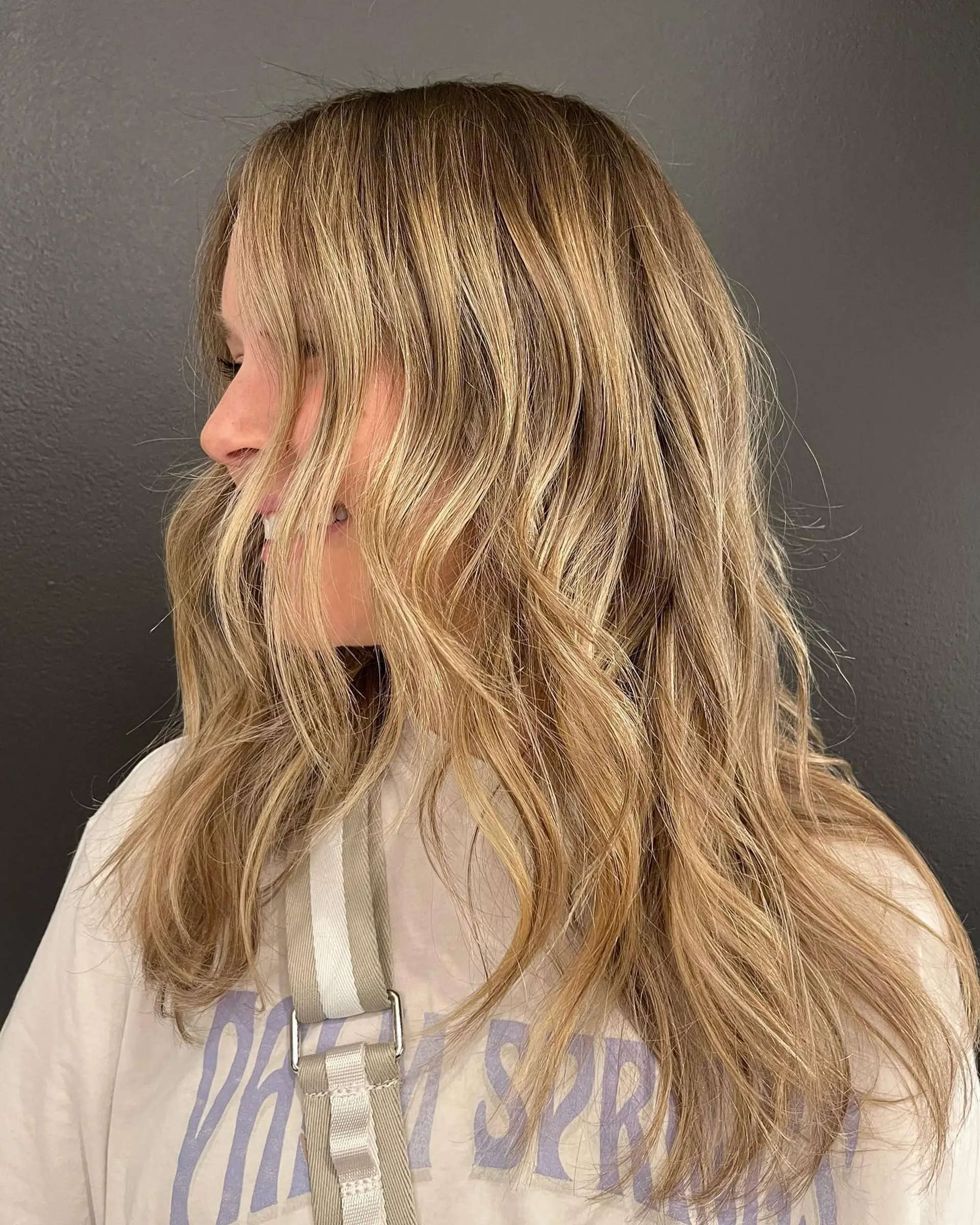 Long, wavy bronde hair with a balayage effect. 1