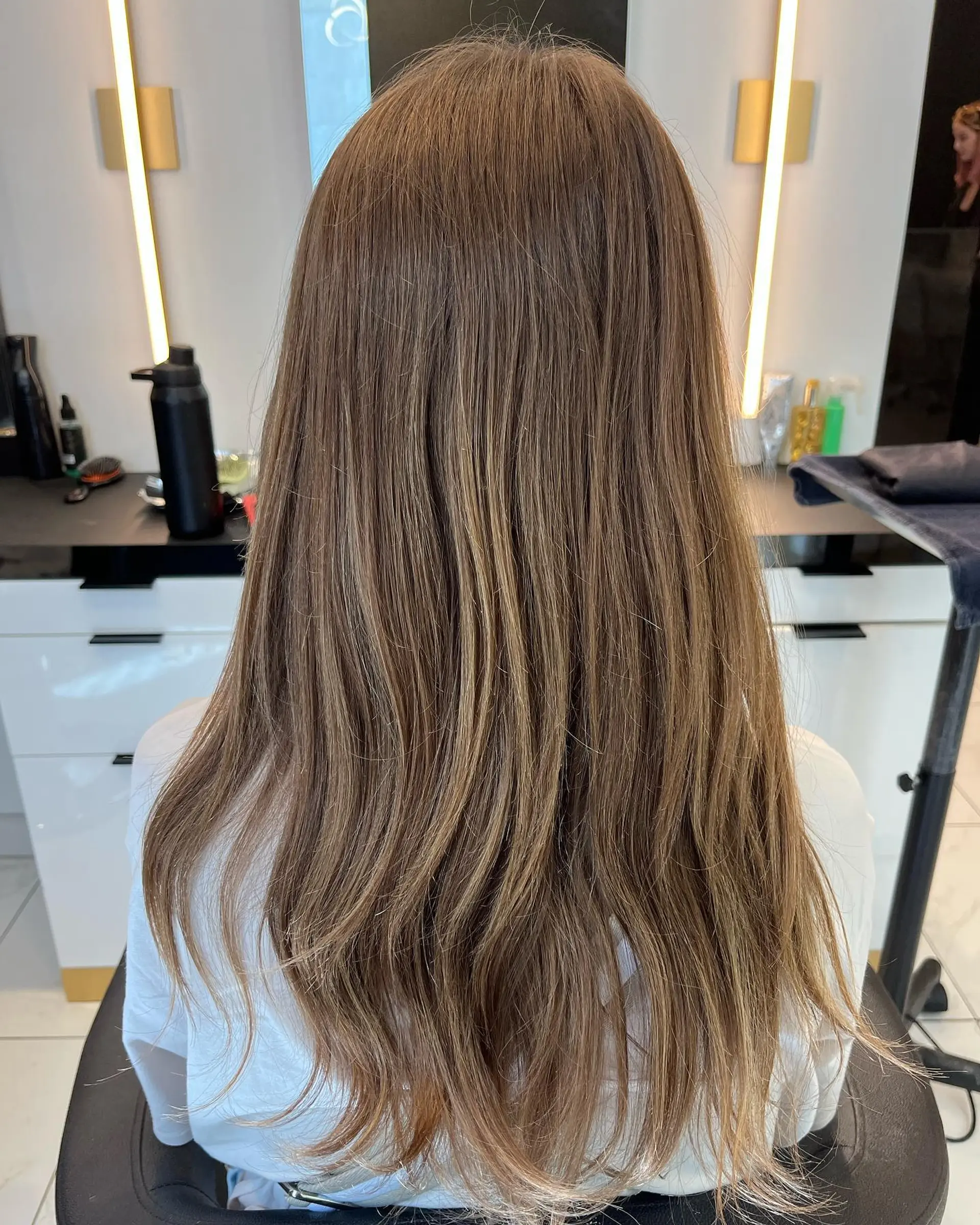 Long, wavy bronde hair with a balayage effect. 2