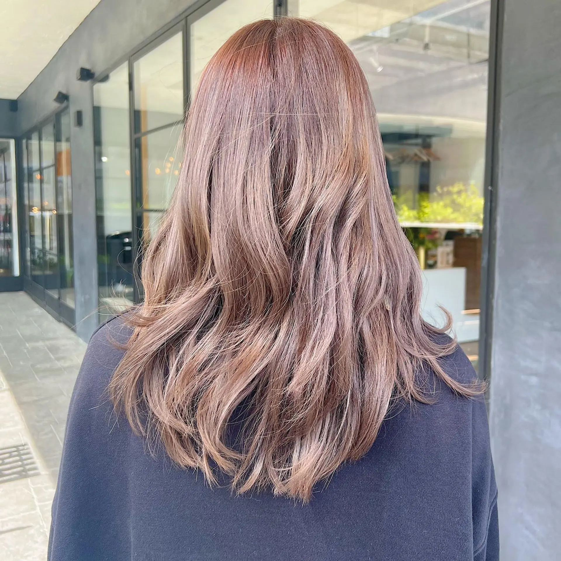 Long, layered waves with a bronde balayage. 2