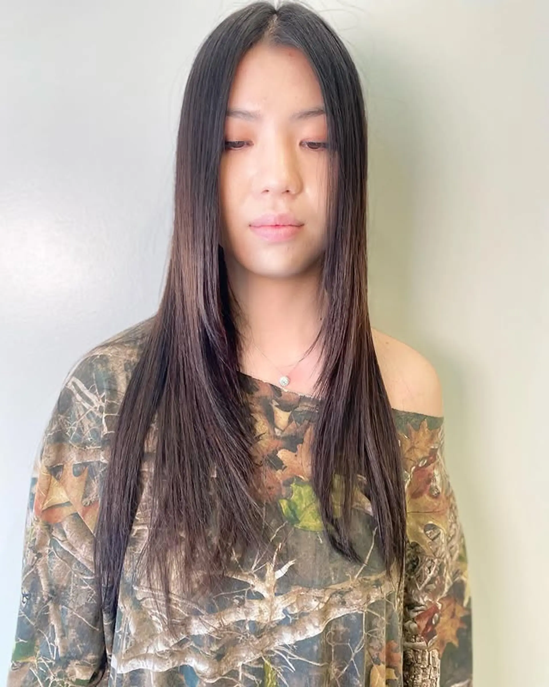 Long, straight hair with layers and face framing. 1