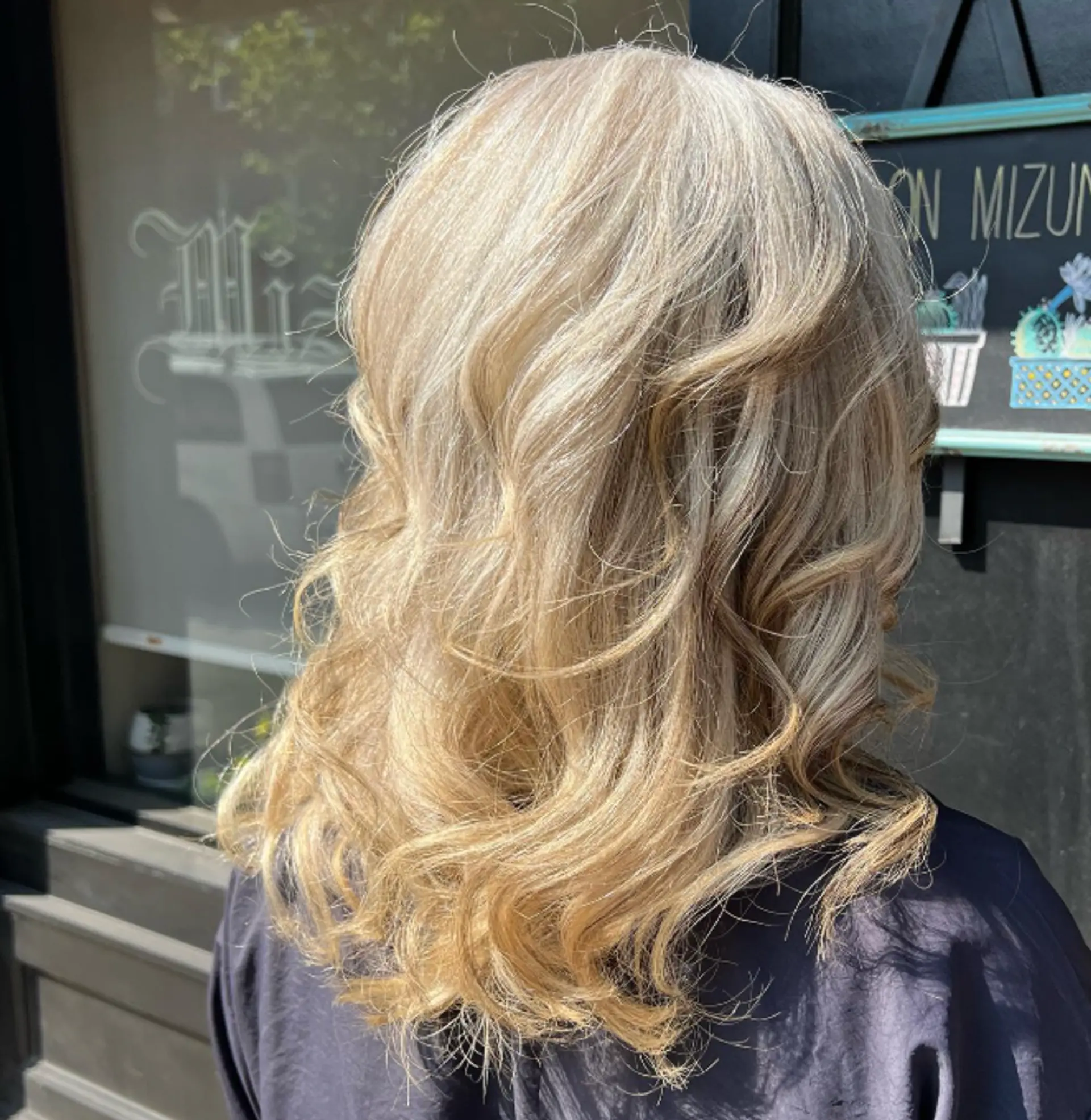 A long and wavy hairstyle with layers and golden blonde highlights. 1