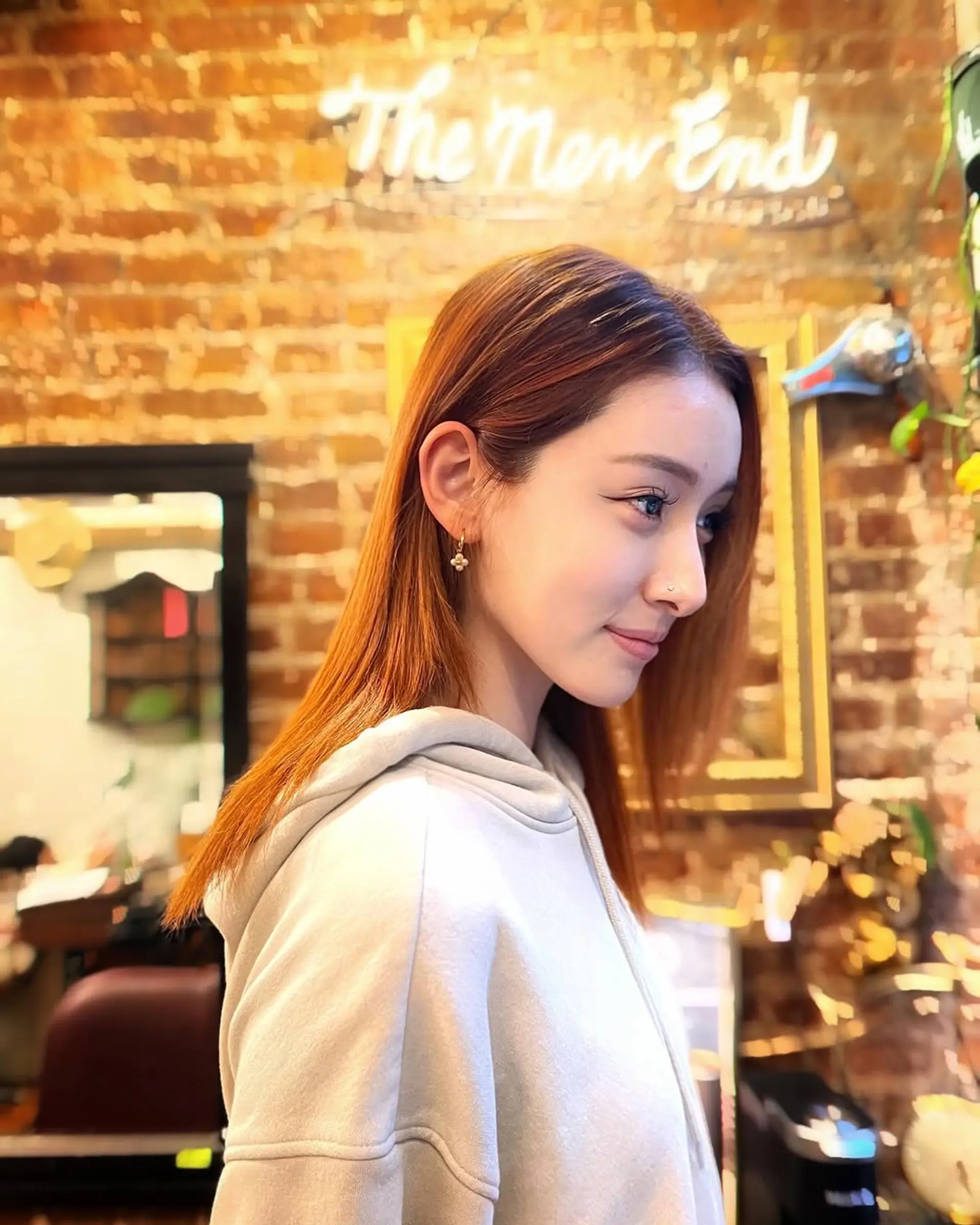 A sleek, straight, medium-length hairstyle with a copper color and subtle auburn highlights. 1