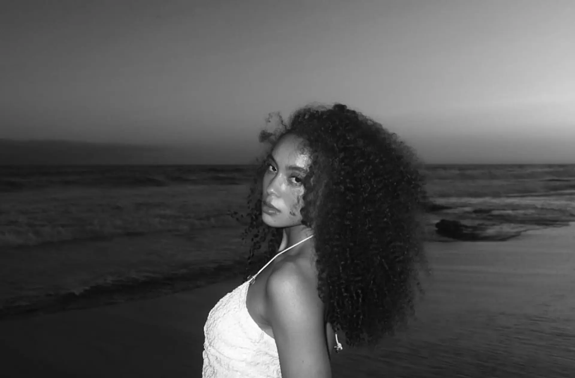 Long, voluminous natural curls shaped to accentuate depth and bounce. 1