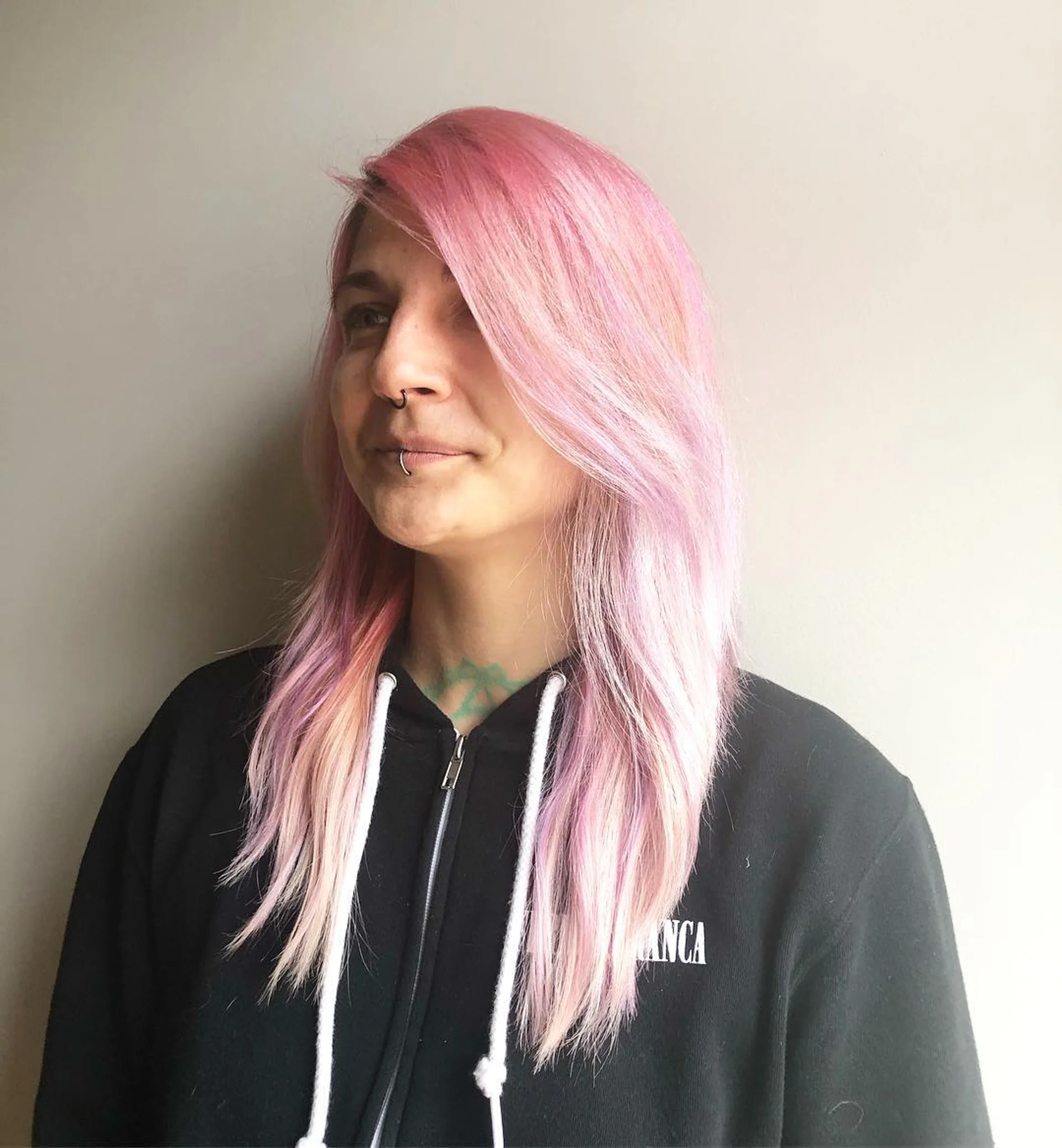 Long, straight, natural blonde hair with a middle part and layered, highlighted strands, perfect for spring - Preview 1