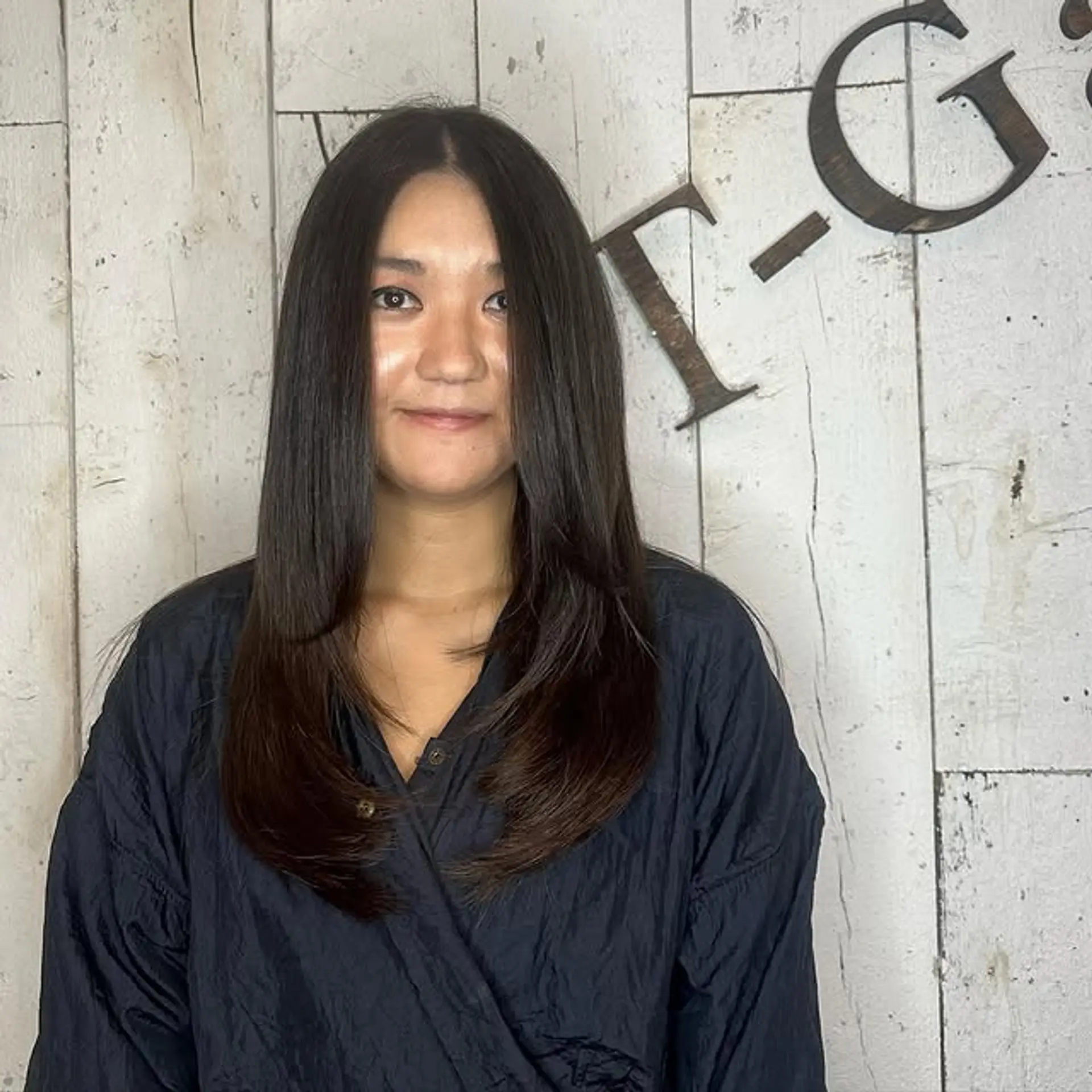 A long, straight hairstyle with layers and face-framing. 1