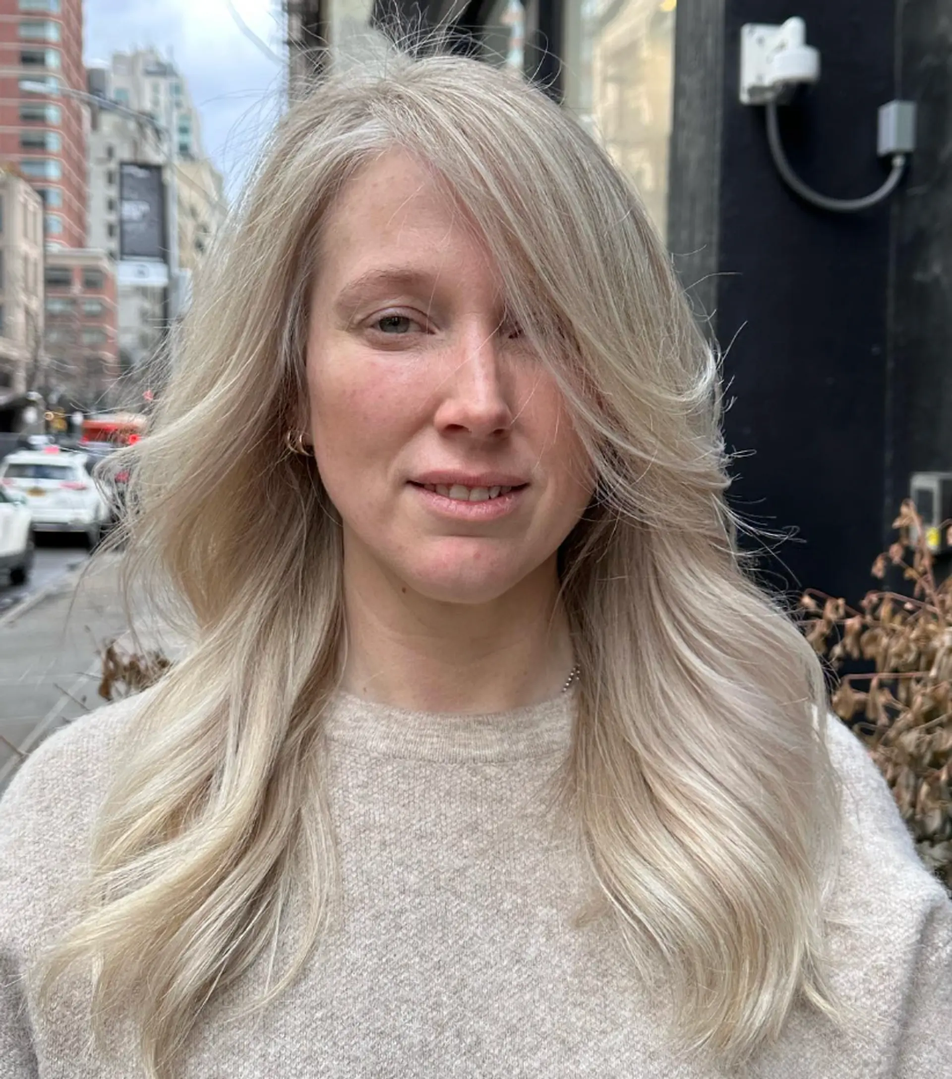 Long, wavy silver hair with side-swept bangs and voluminous layers for a smooth, face-framing style.

Color by @simabeautynyc
Cut and style by @juliamannino_hair
 1