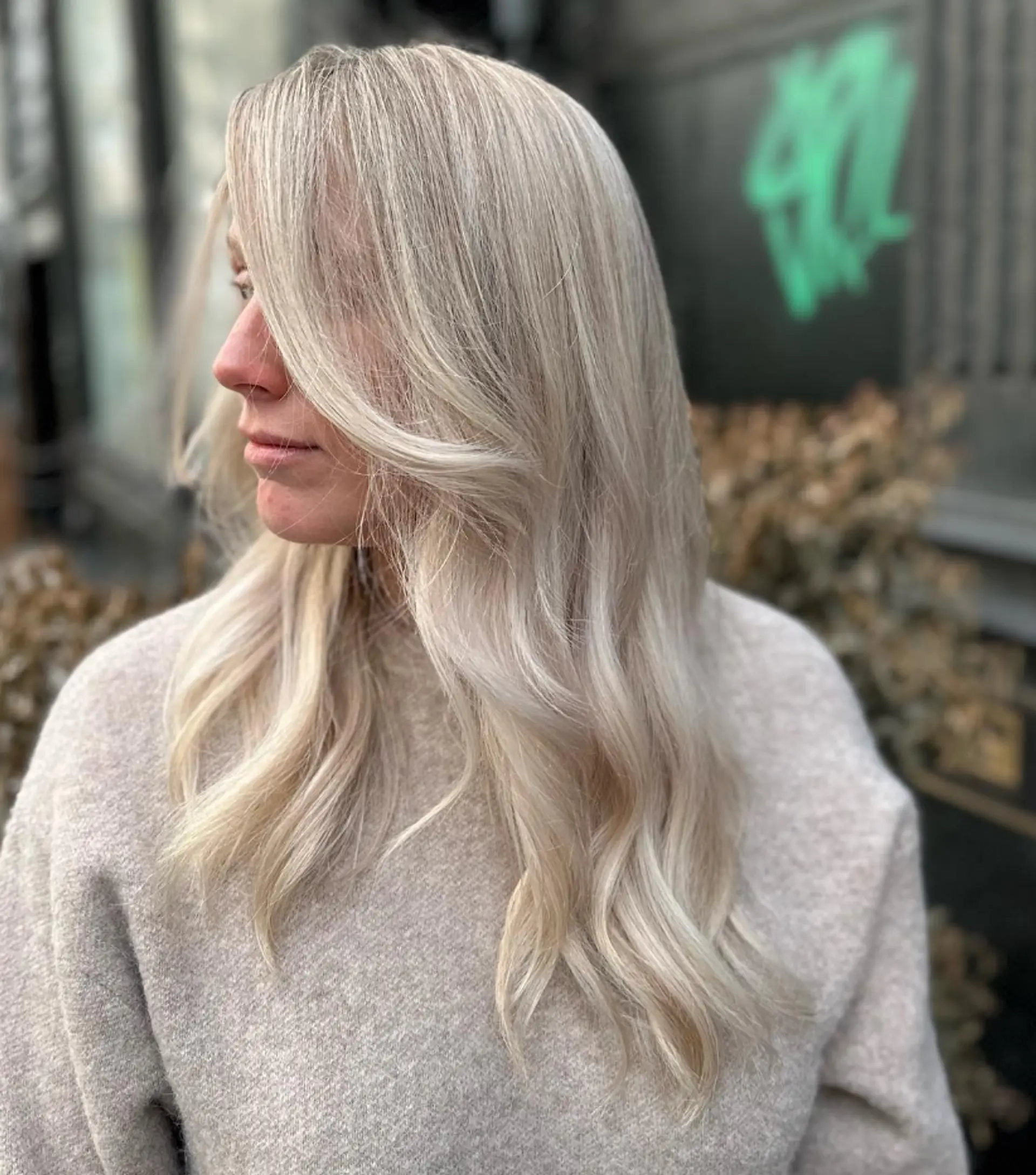 Long, wavy silver hair with side-swept bangs and voluminous layers for a smooth, face-framing style.

Color by @simabeautynyc
Cut and style by @juliamannino_hair
 3