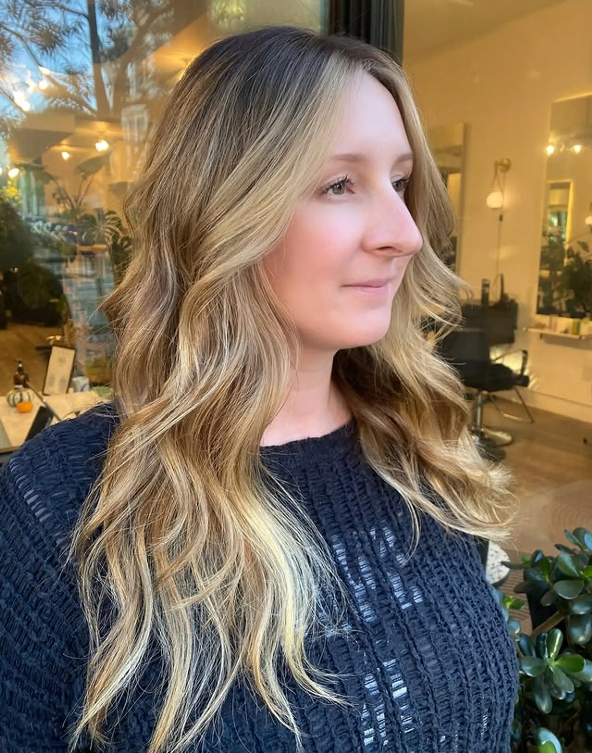 Medium-length bronde waves with a balayage technique. 1
