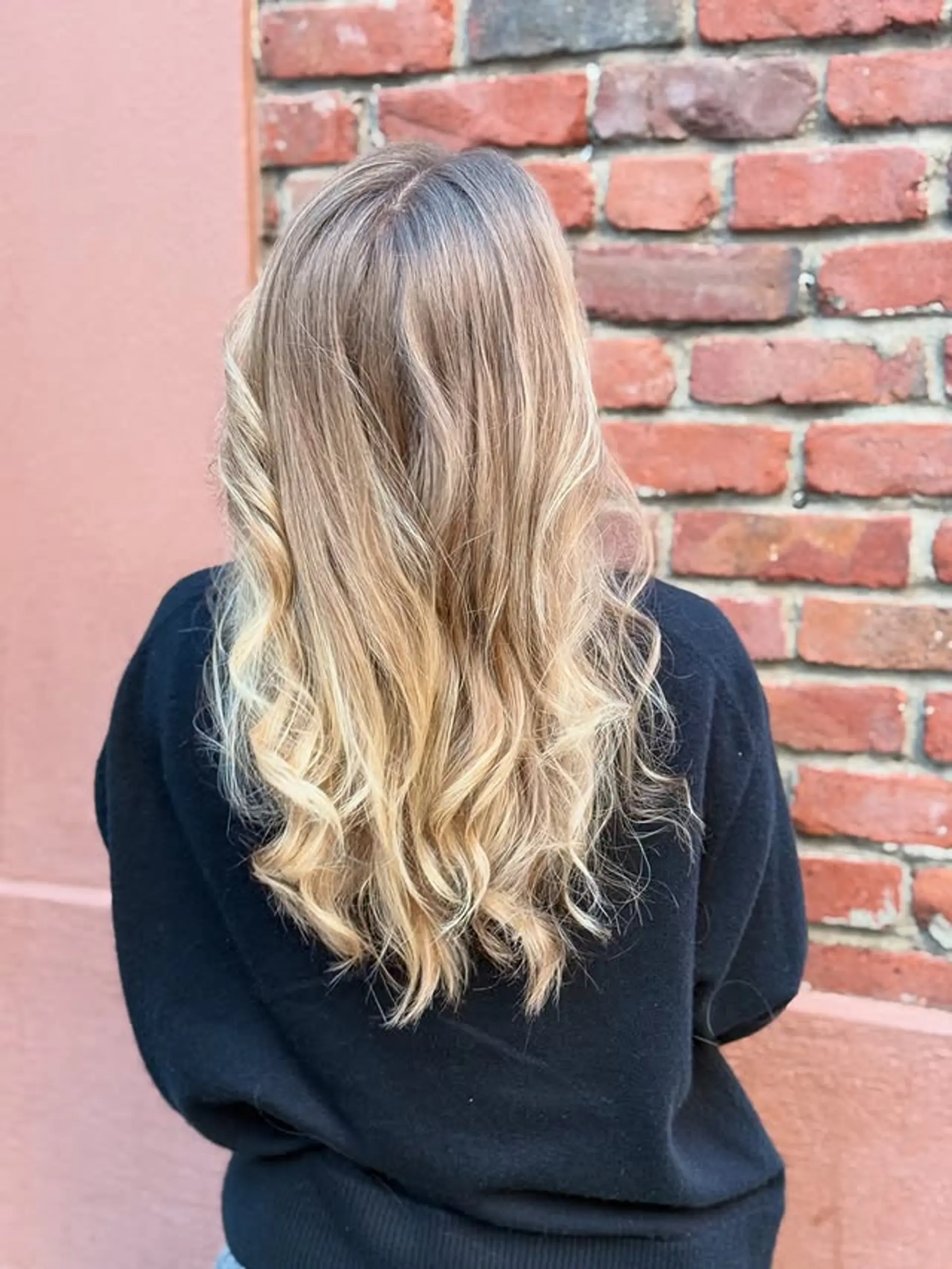 Long, wavy bronde hairstyle with a balayage color effect. 1