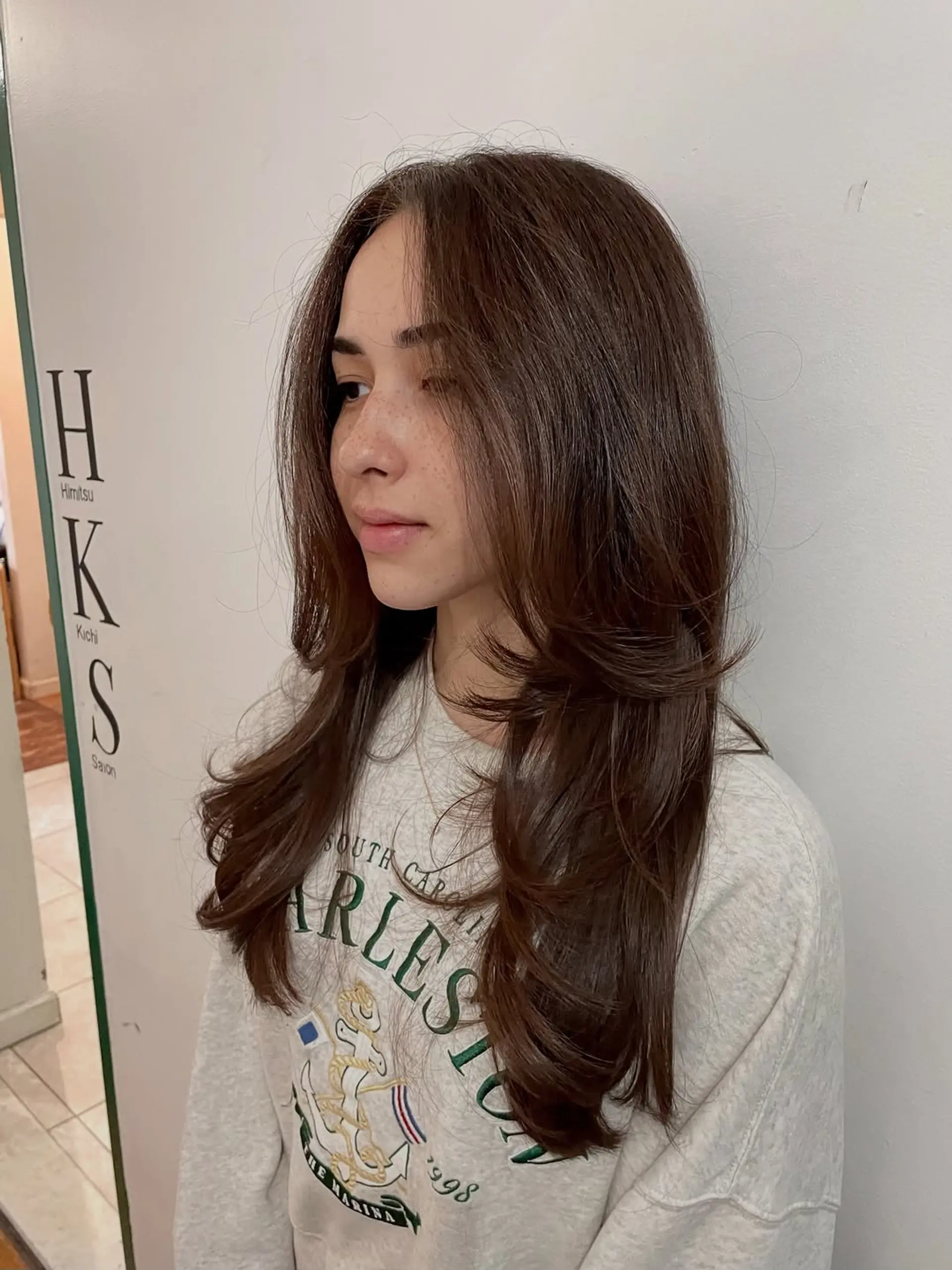 This stunning hairstyle showcases long, cascading layers with prominent face-framing pieces that add incredible volume and movement. Styled with soft waves, it creates a modern, bouncy, and chic look that is both versatile and flattering. 1