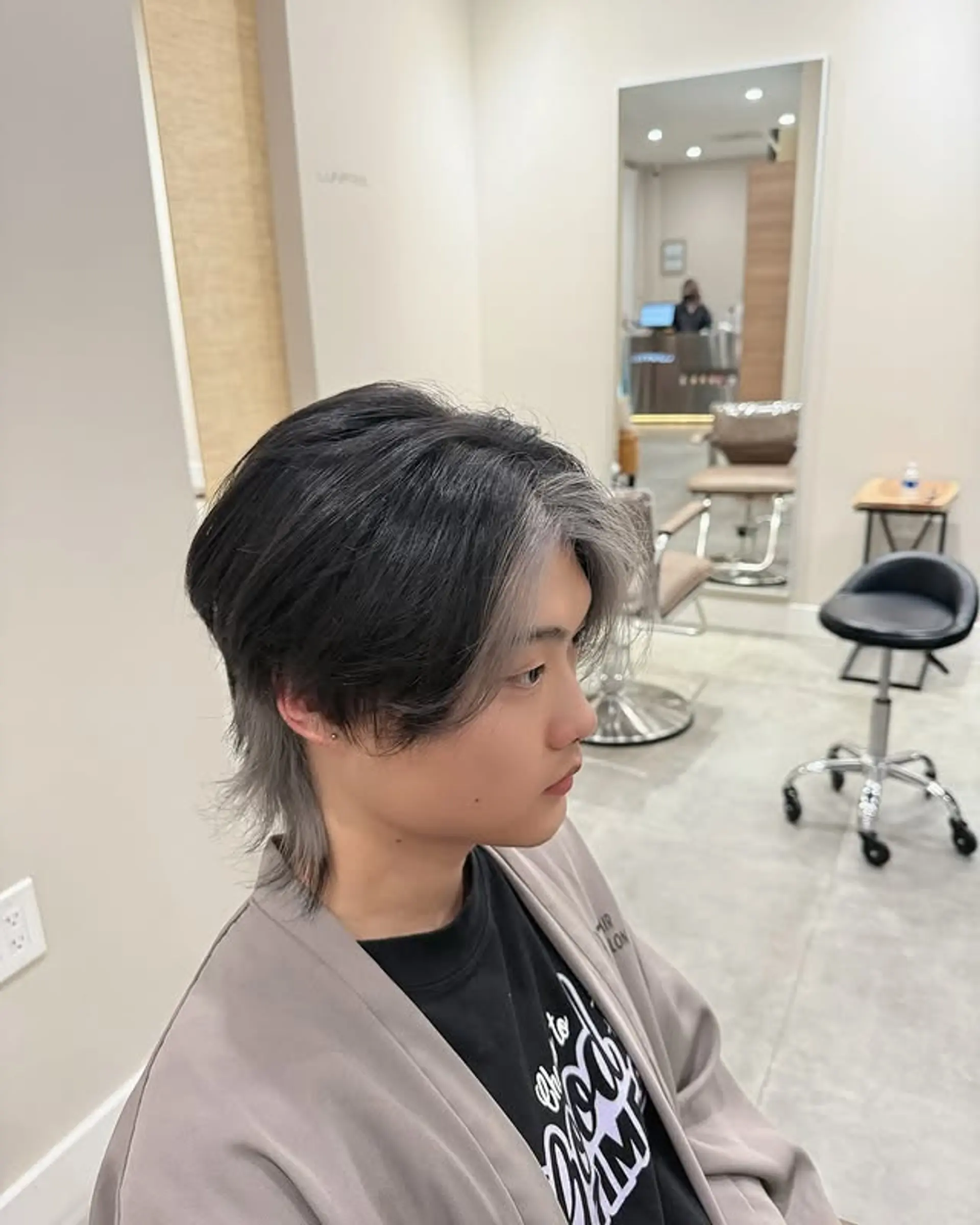 A modern take on the classic mullet, featuring a bold two-tone color design. 1