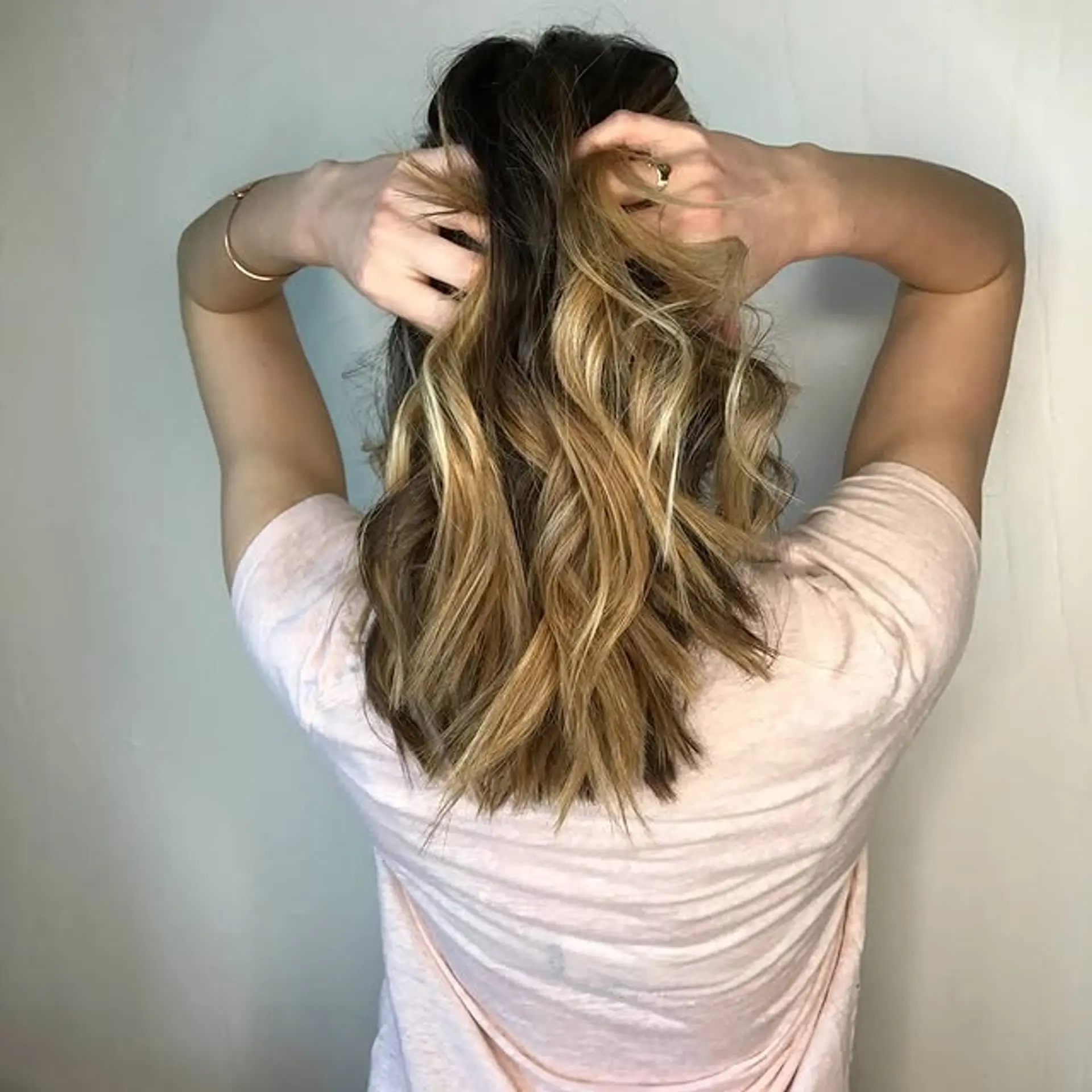 Medium length wavy hair with a seamless bronde balayage. 1