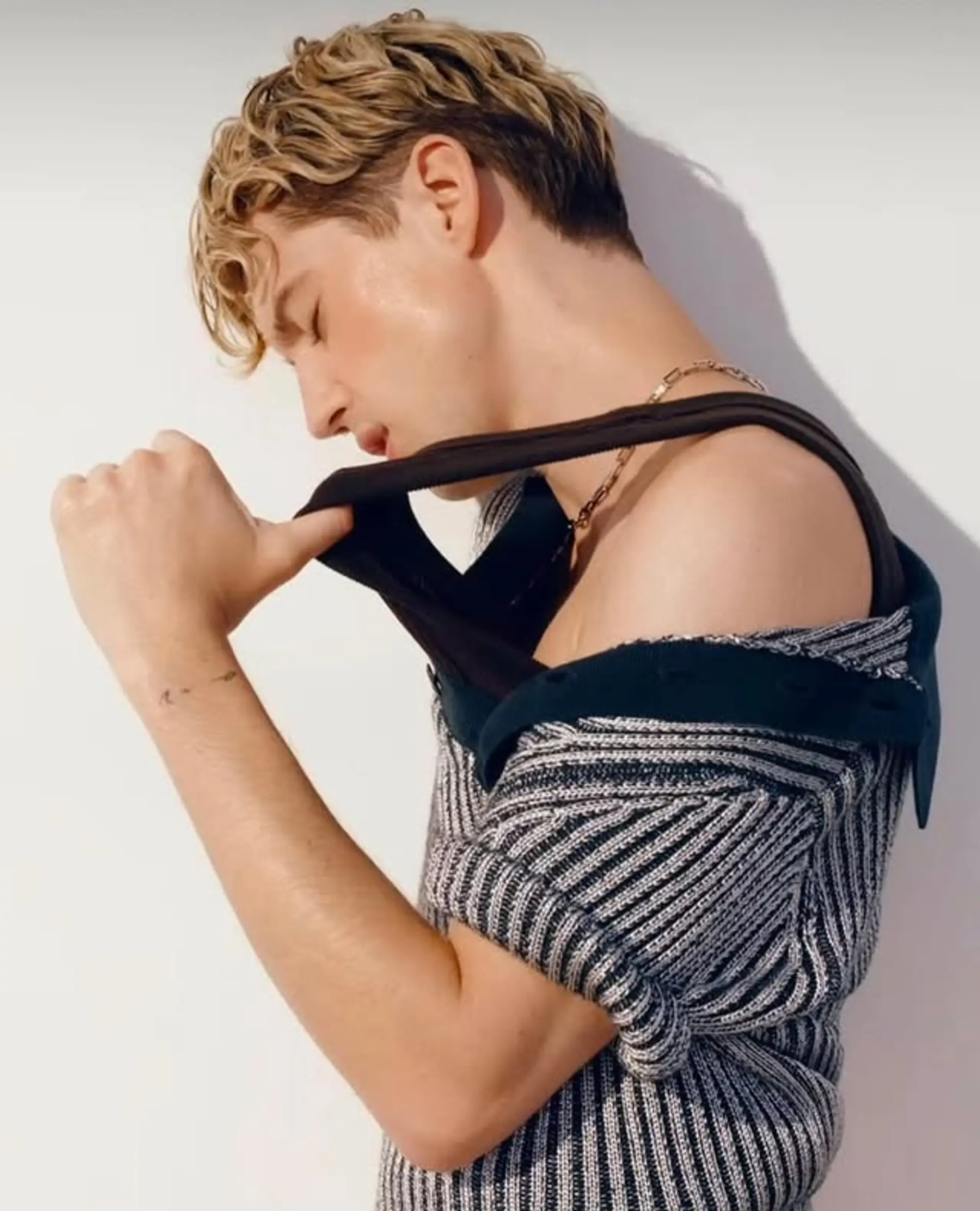 A stylish textured crop with subtle highlights, perfect for a modern, low-maintenance look. 1