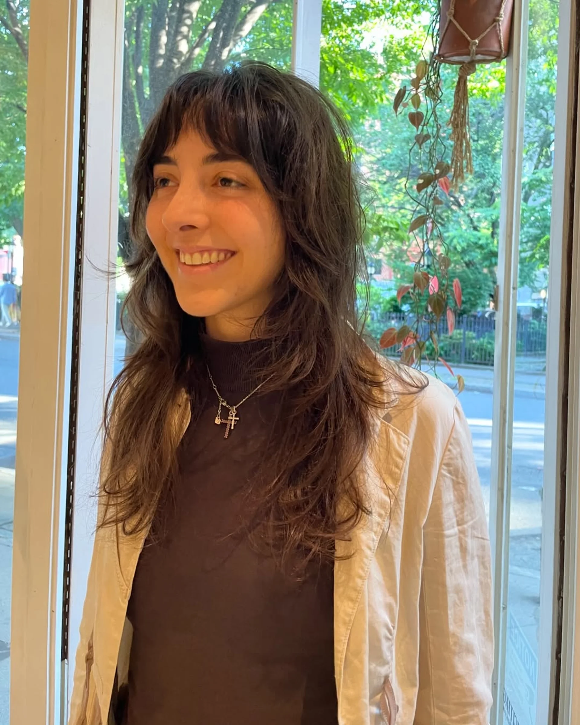 Long wavy hairstyle with face-framing highlights, perfect for a romantic date night - Preview 3