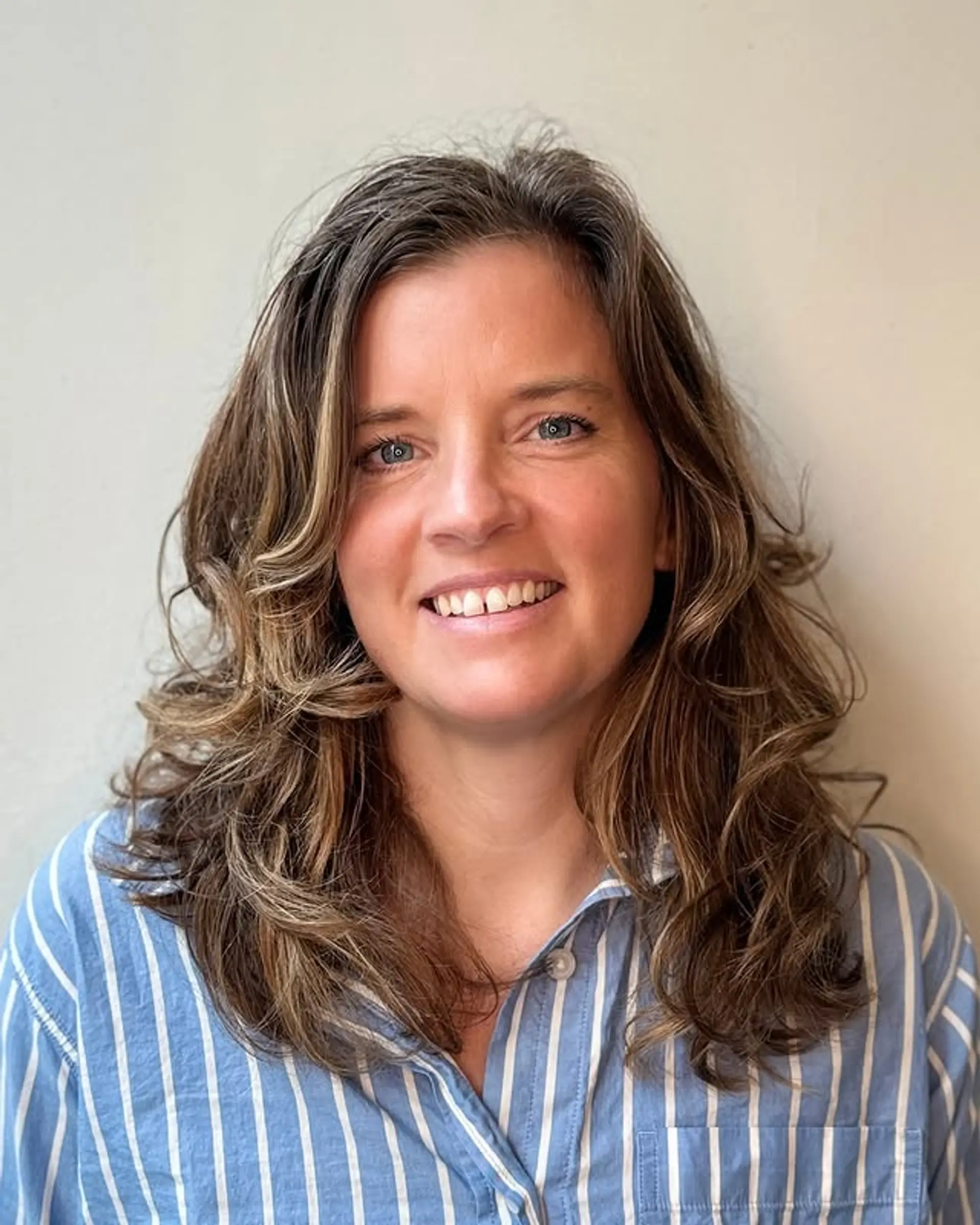 Long layered wavy hair with a bronde balayage. 1