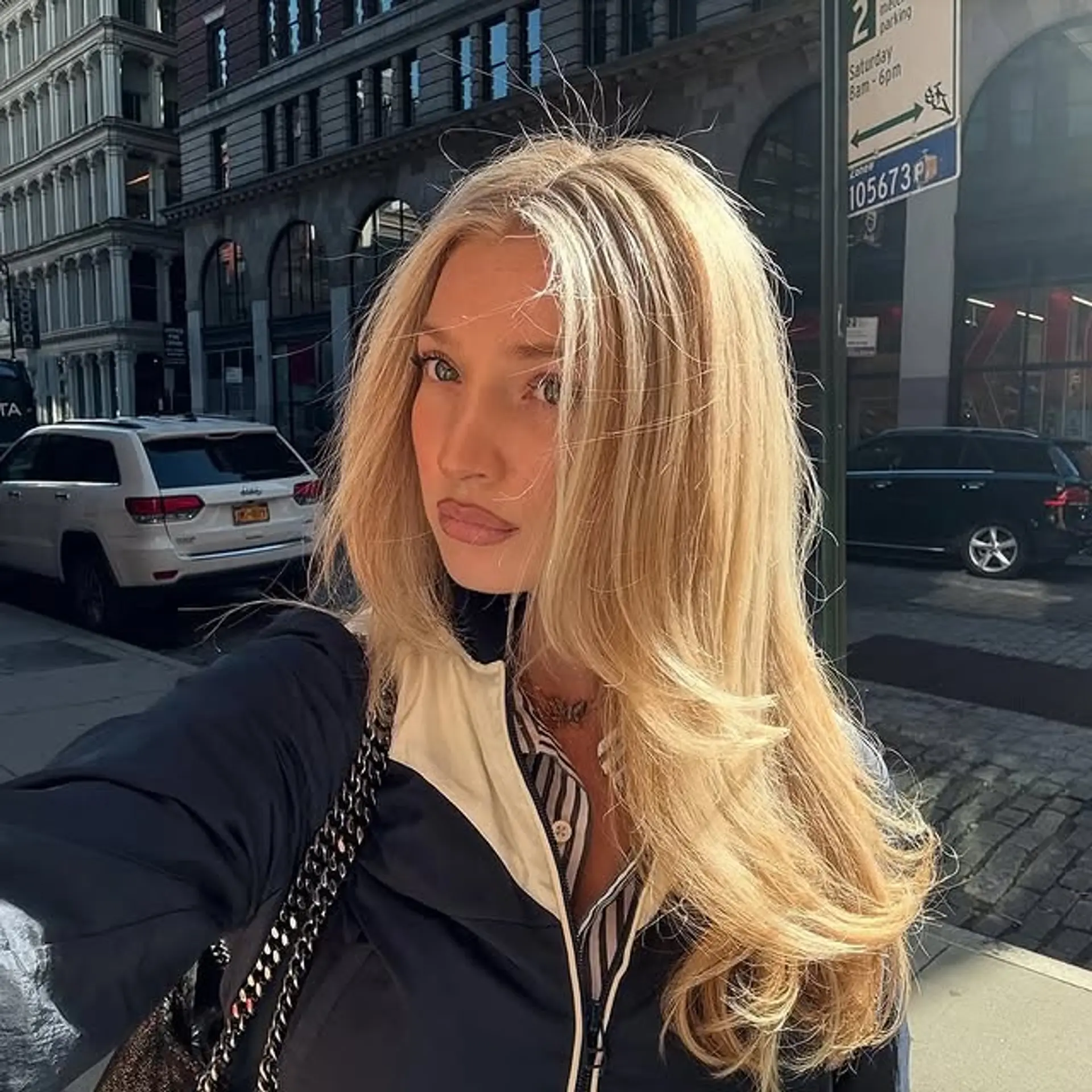 This hairstyle features long, face-framing layers with a bouncy blowout and textured ends. This gives a very 90s aesthetic. 1