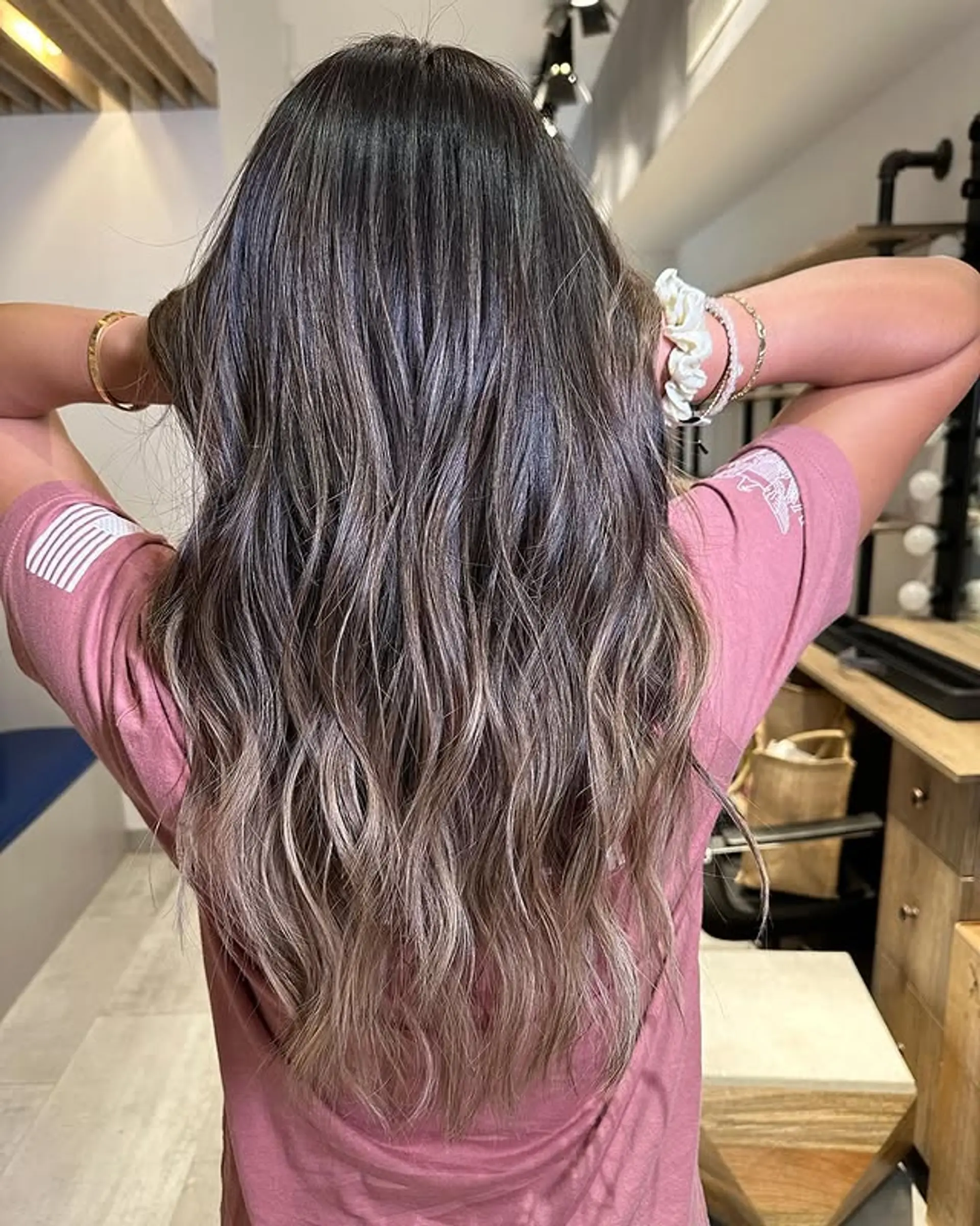 Long wavy bronde balayage hairstyle. 1