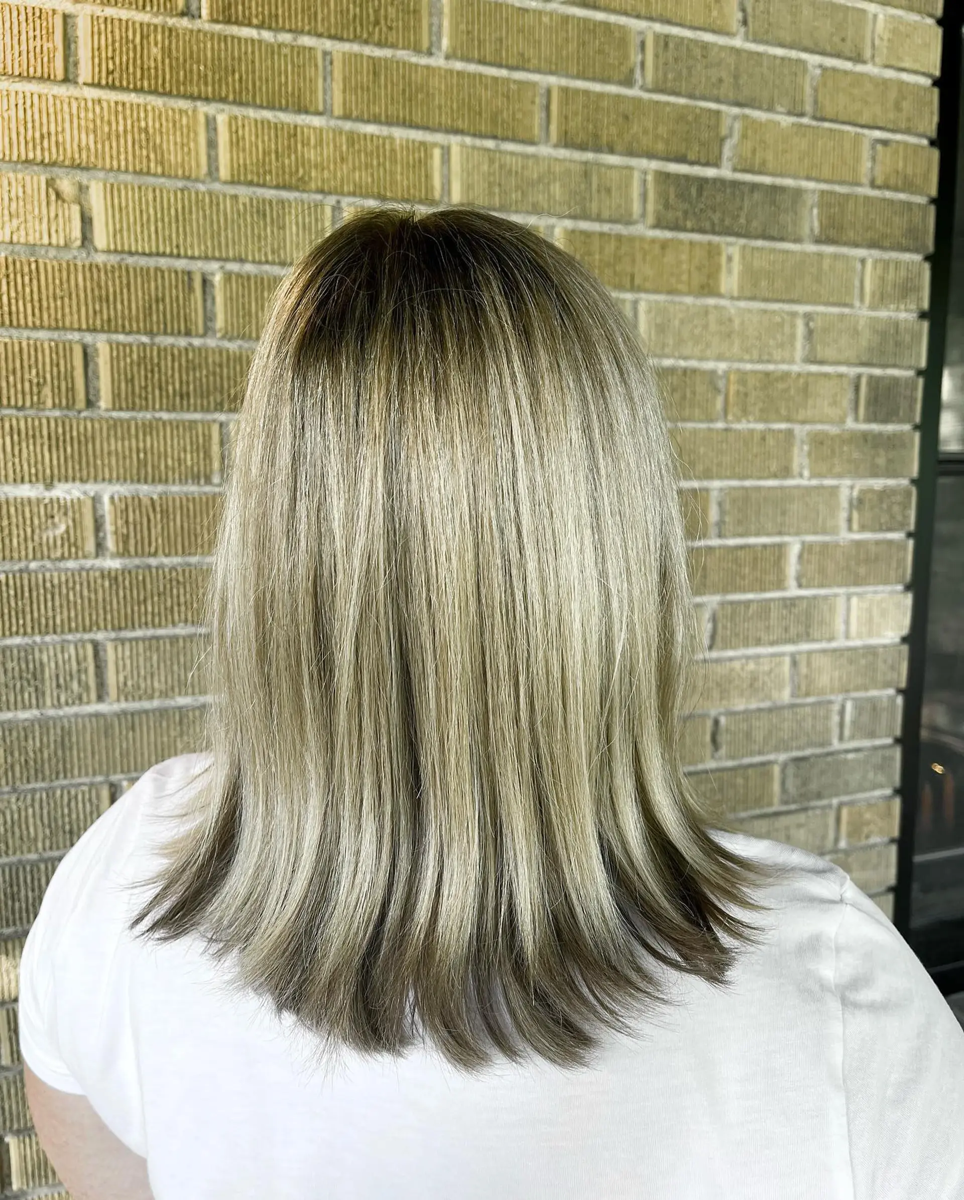 A medium-length wavy hairstyle with a rose gold ombre effect. 2