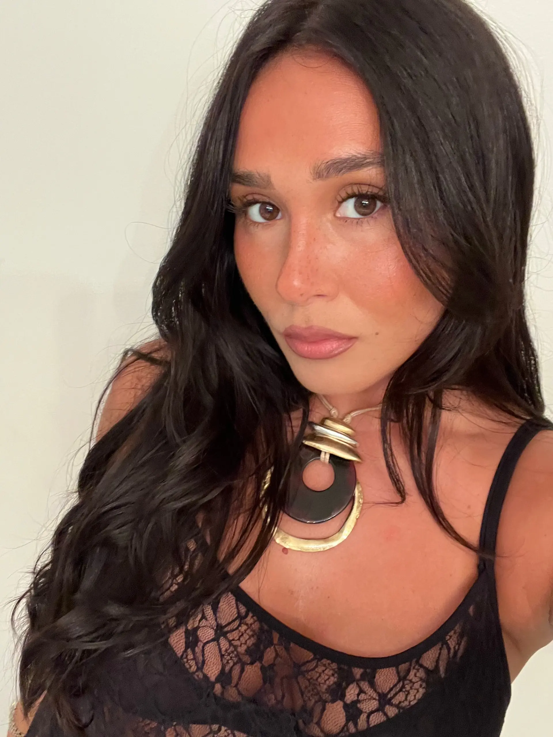 Long wavy hairstyle with soft layers and a glossy finish. 1