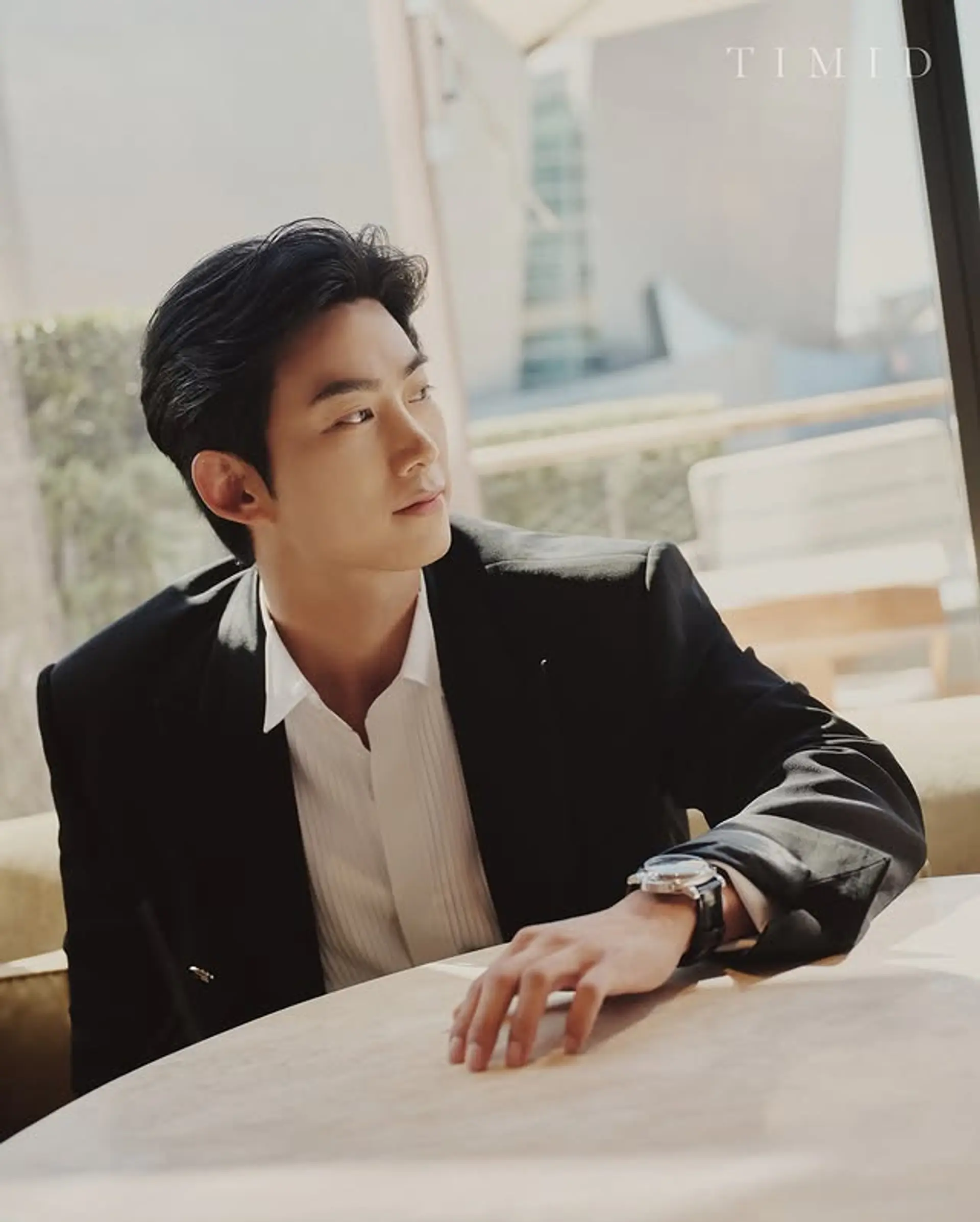 A short, wavy hairstyle featuring a modern wave perm. 1